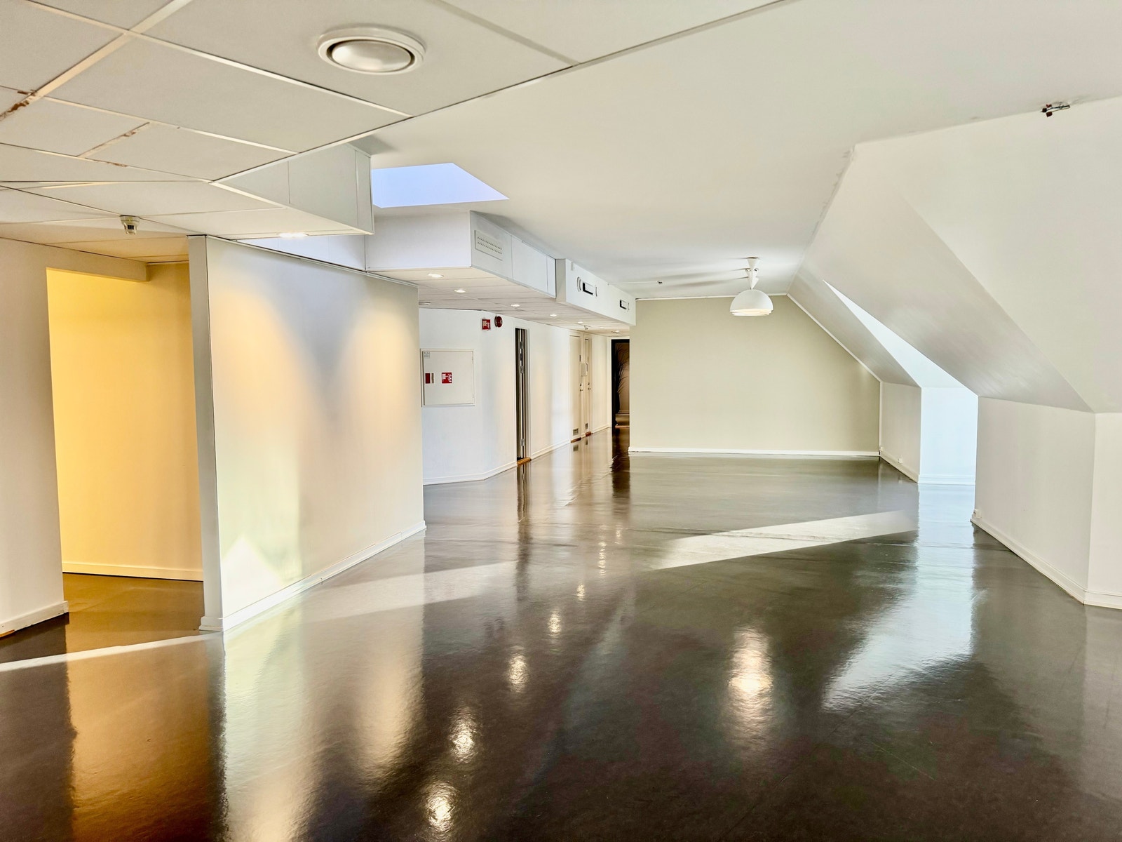 Lokaler i dag med nøytral farge. Galleribilde