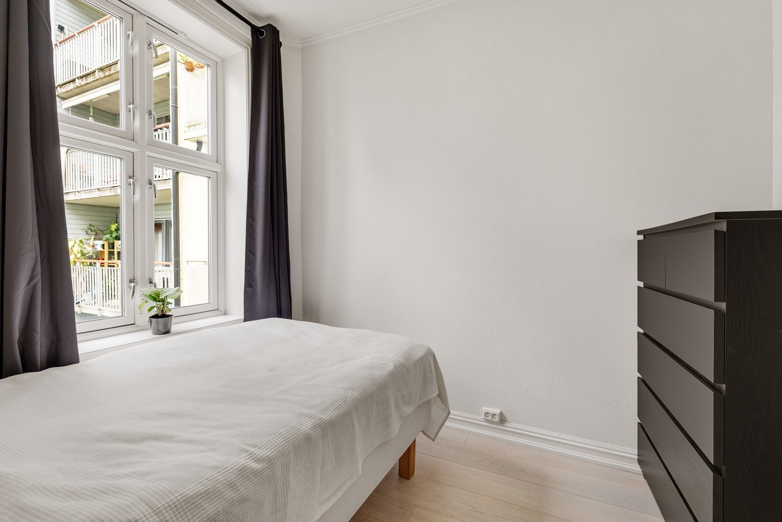 De store vinduene og den generøse takhøyden gir god romfølelse. Galleribilde