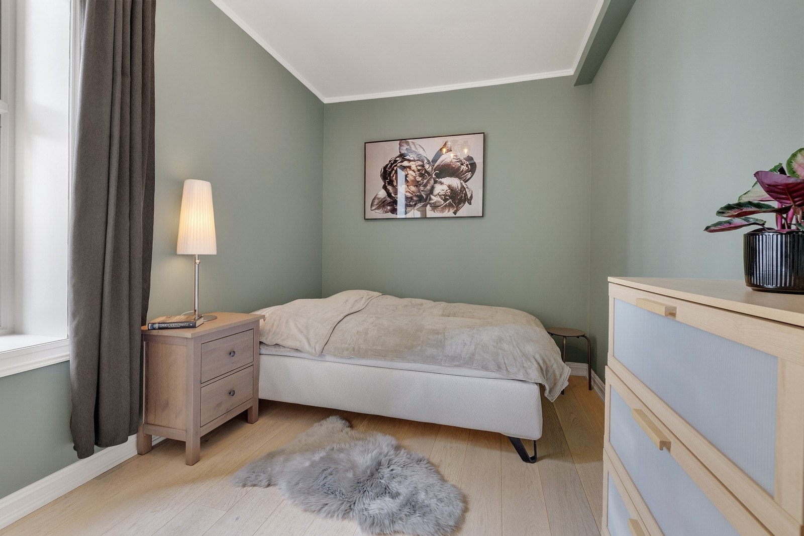 Luftig og stort soverom med god plass til dobbeltseng. Galleribilde