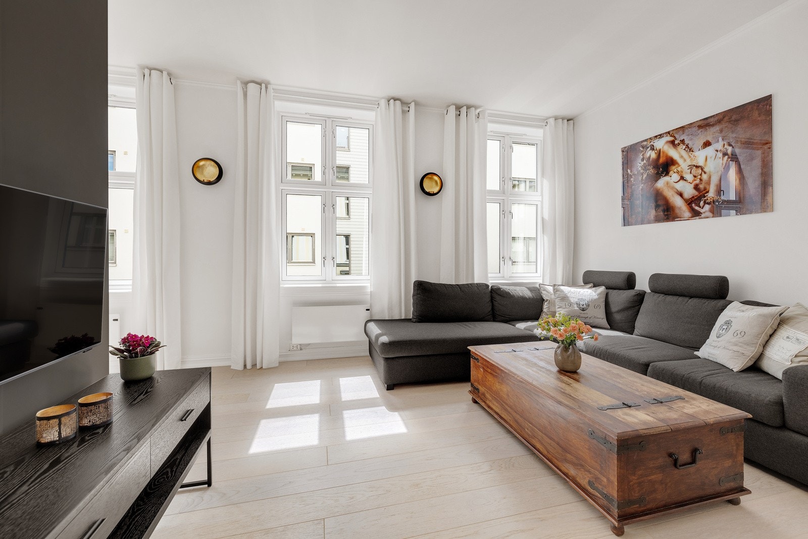 Lys og svært koselig stue med store vindusflater som gir gode lys og solforhold. Galleribilde