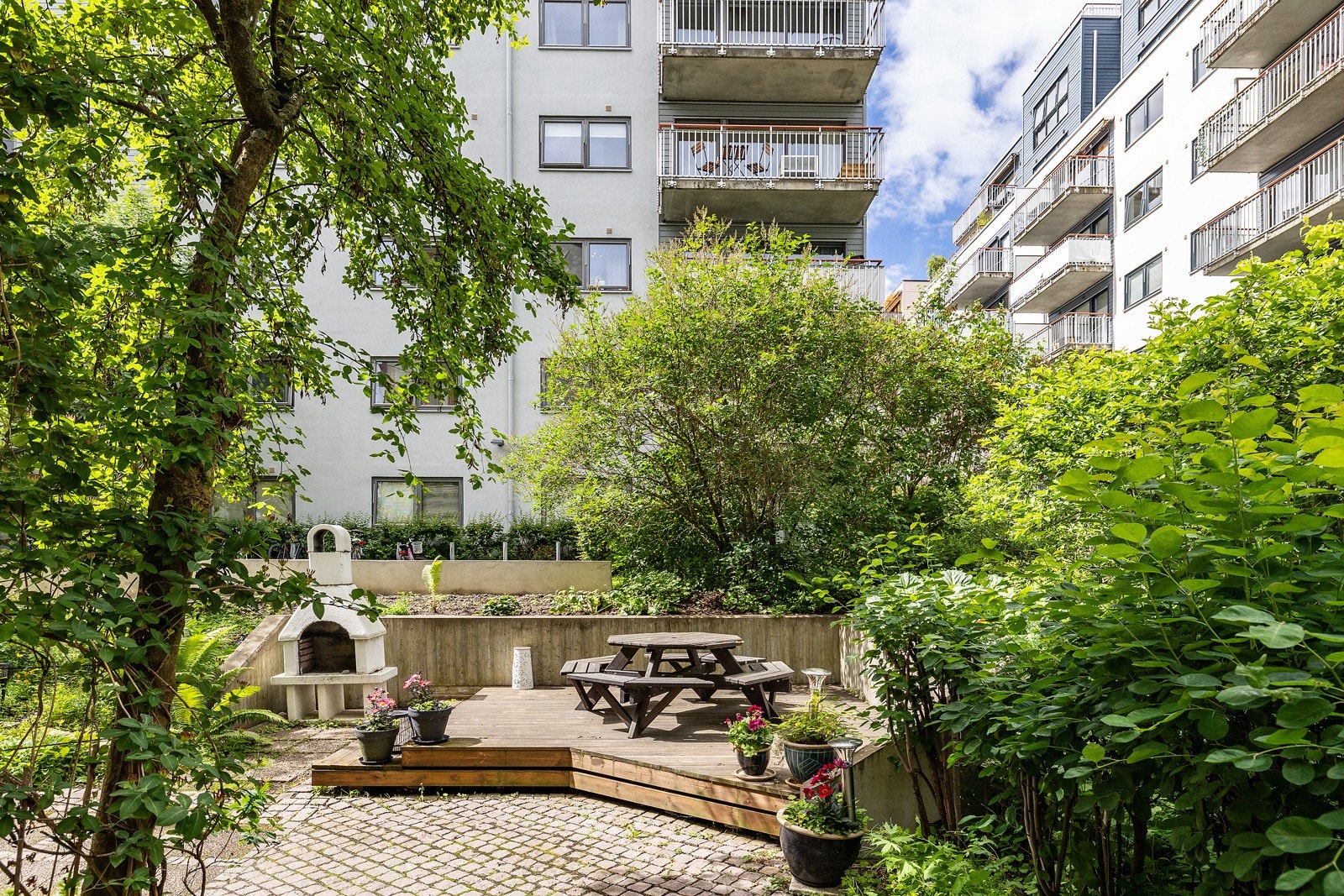 Nyt solrike dager i bakgården hvor det er grill og sittegrupper. Galleribilde