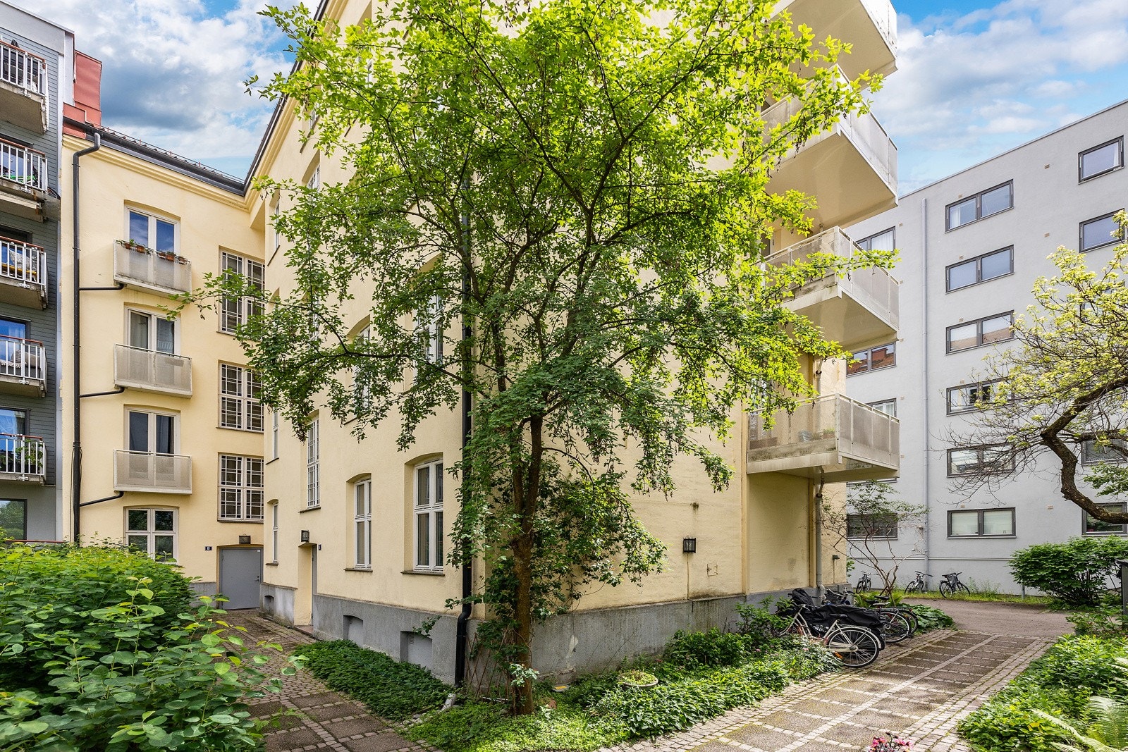 Pent opparbeidede fellesområder med sittegrupper og beplantning. Galleribilde