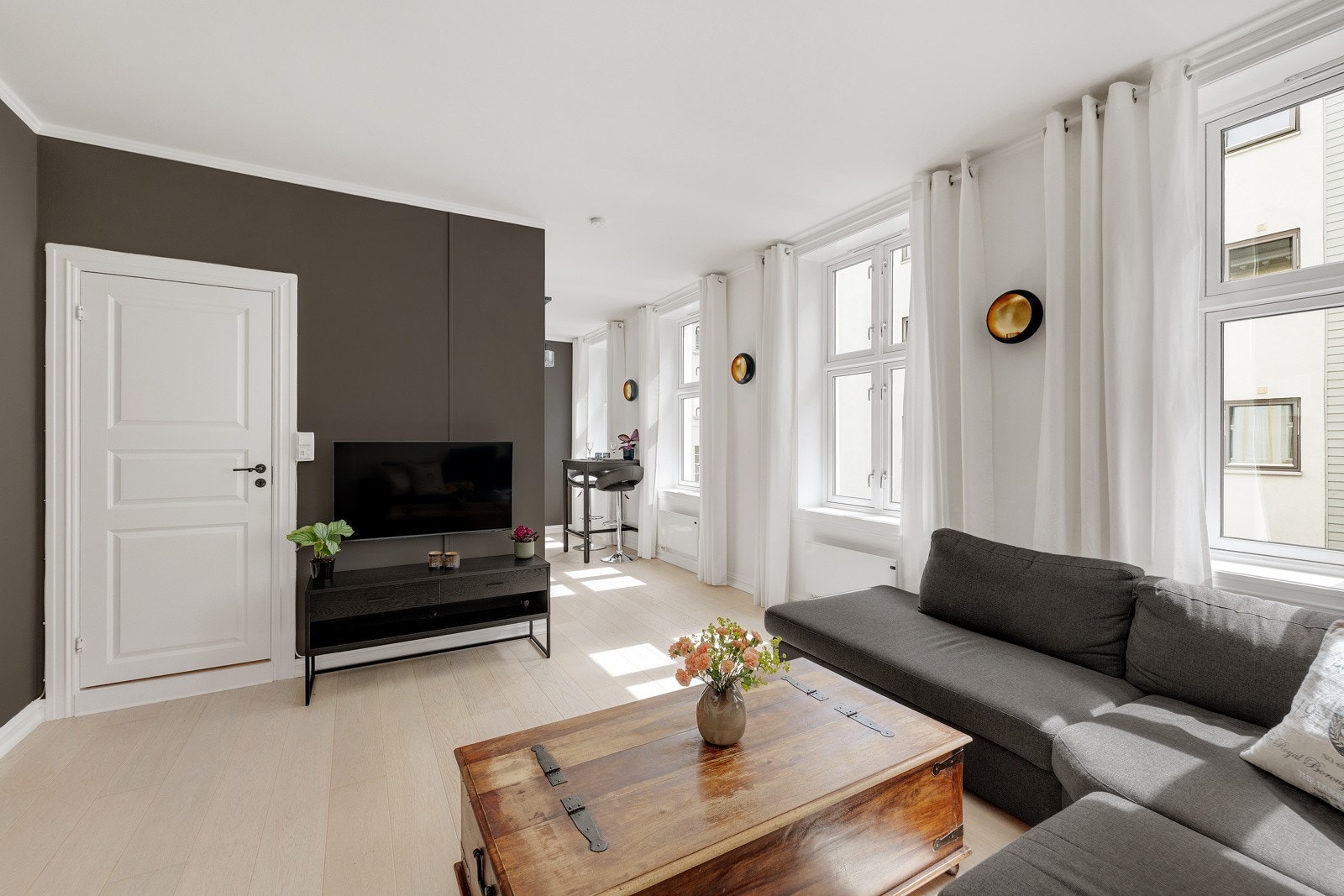 Lysinnslippet fra de store vinduene bidrar til en god og luftig romfølelse. Galleribilde