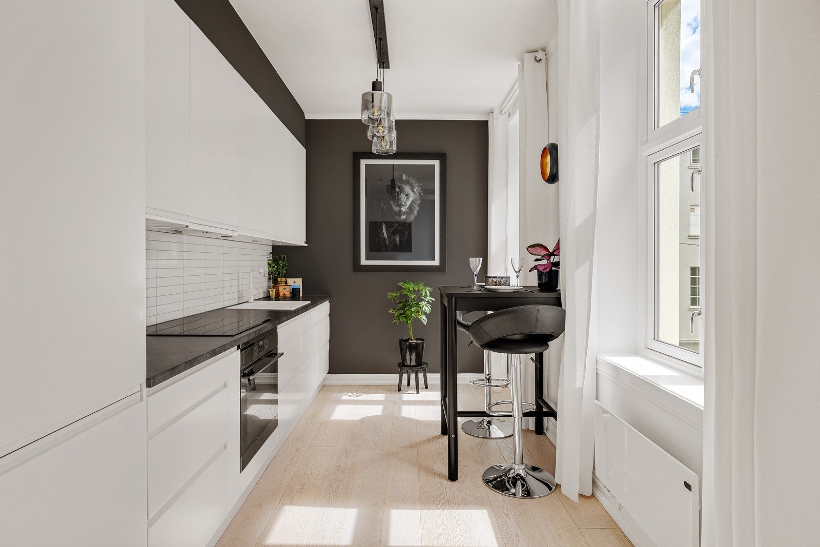 Kjøkkenet ligger i en fin og delvis åpen løsning med stuen, som gjør dette til et sosialt og luftig oppholdsrom. Galleribilde