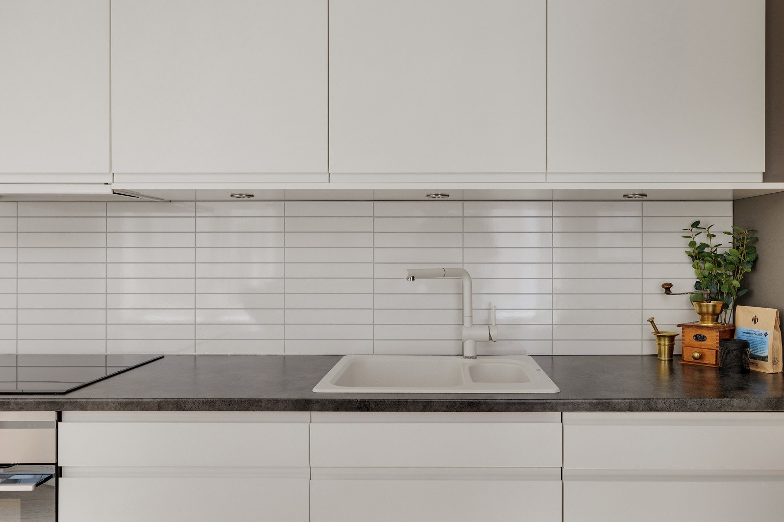 Gode arbeidsforhold i form av mye benkeplass og godt med oppbevaringsplass i skap og skuffer. Galleribilde