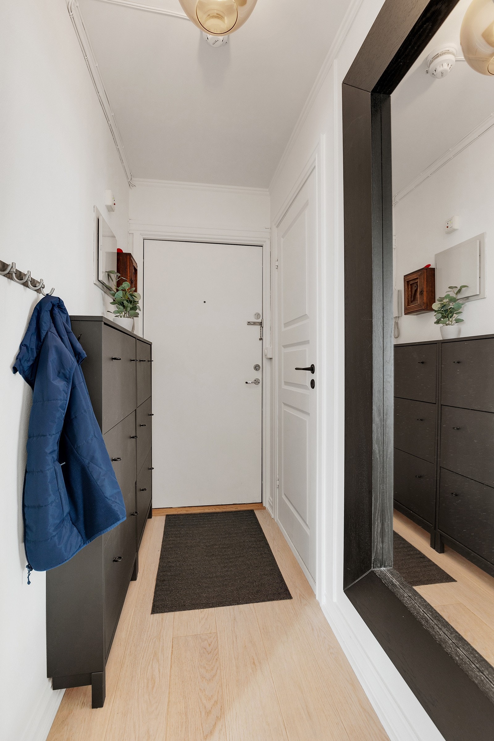 Her er det god plass til å henge fra seg yttertøy og sko. Galleribilde