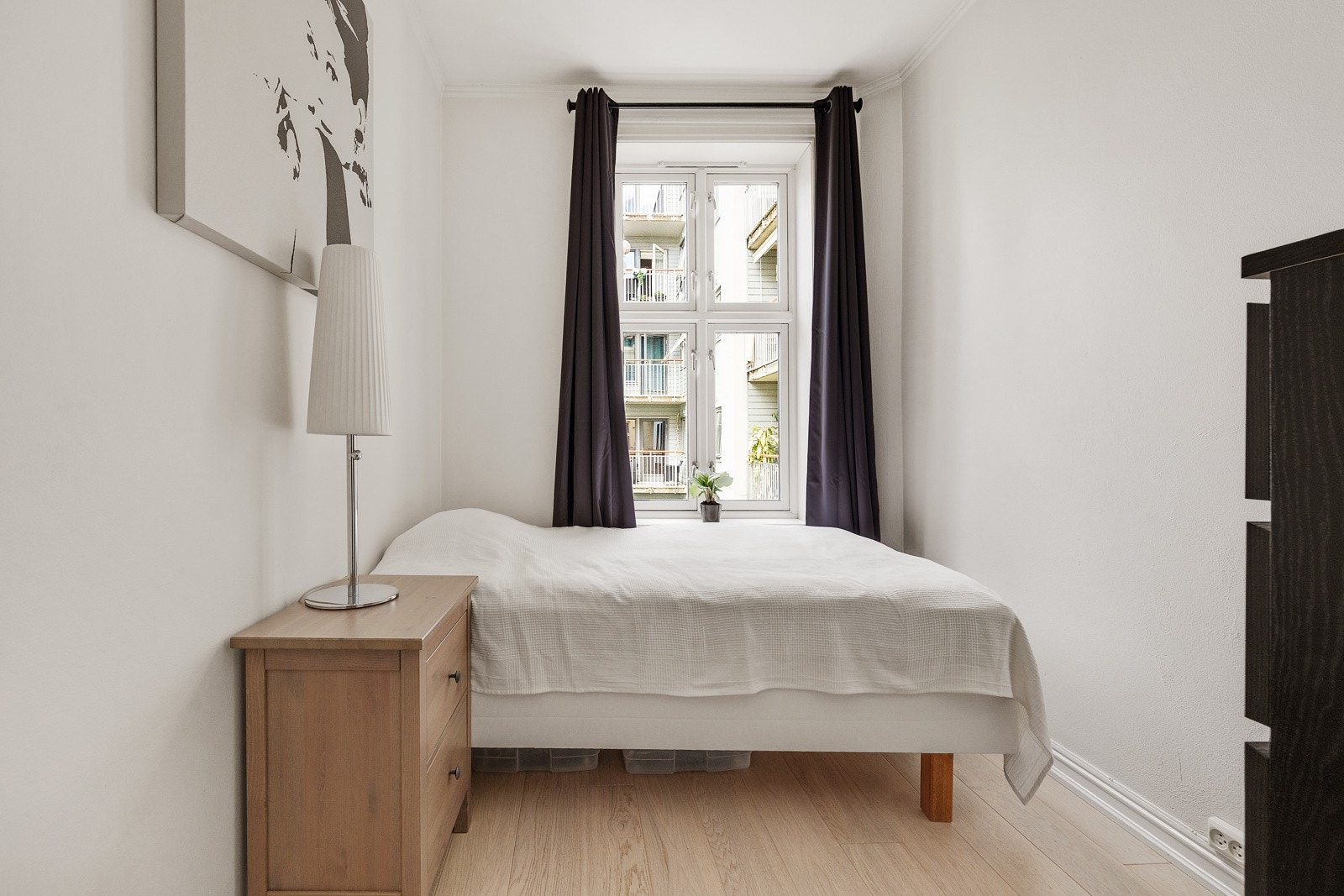 Soverom 2 har også god størrelse og plass til dobbeltseng og garderobeskap. Galleribilde