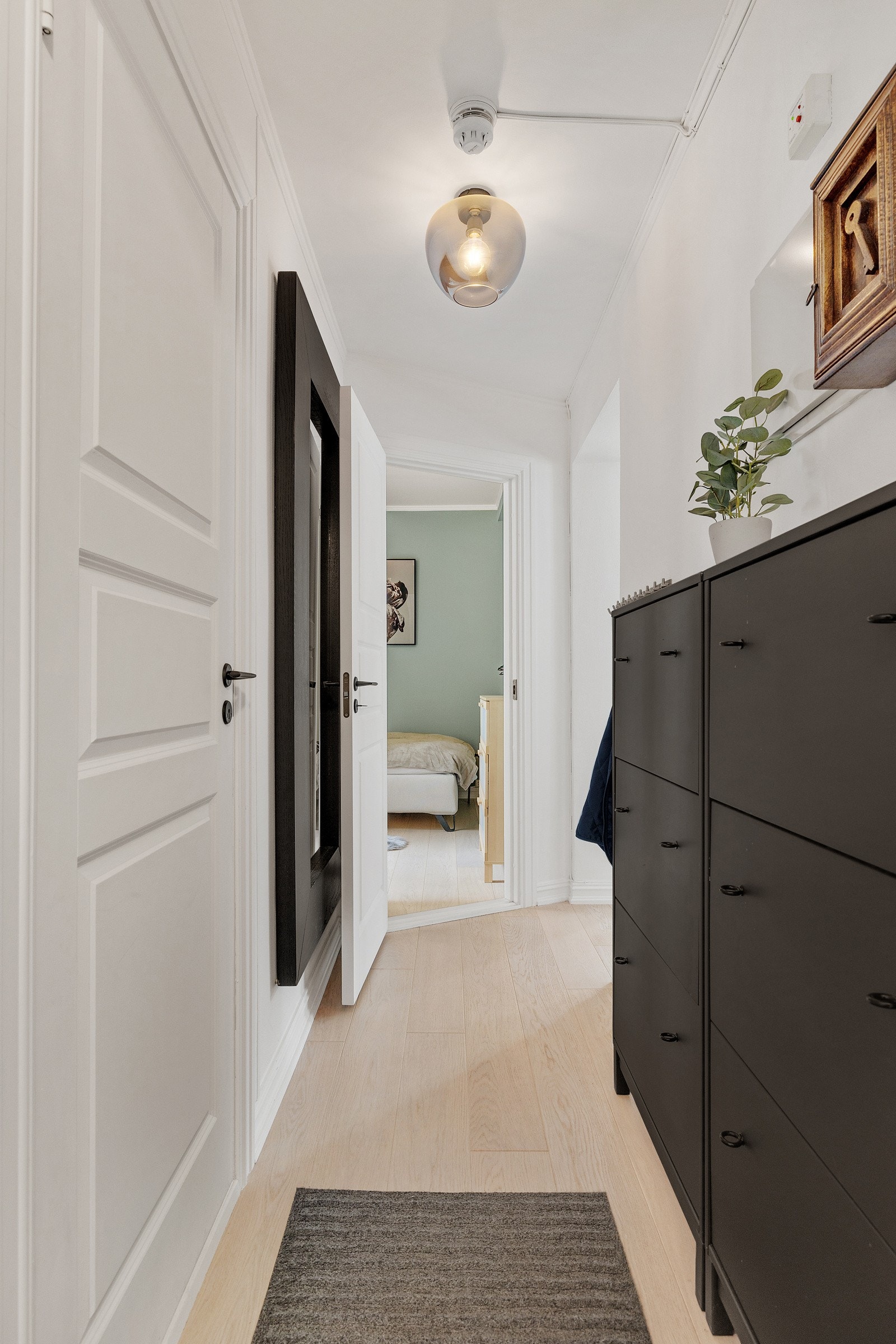 Lysmalt og hyggelig entré som gir et godt førsteinntrykk av leiligheten. Galleribilde