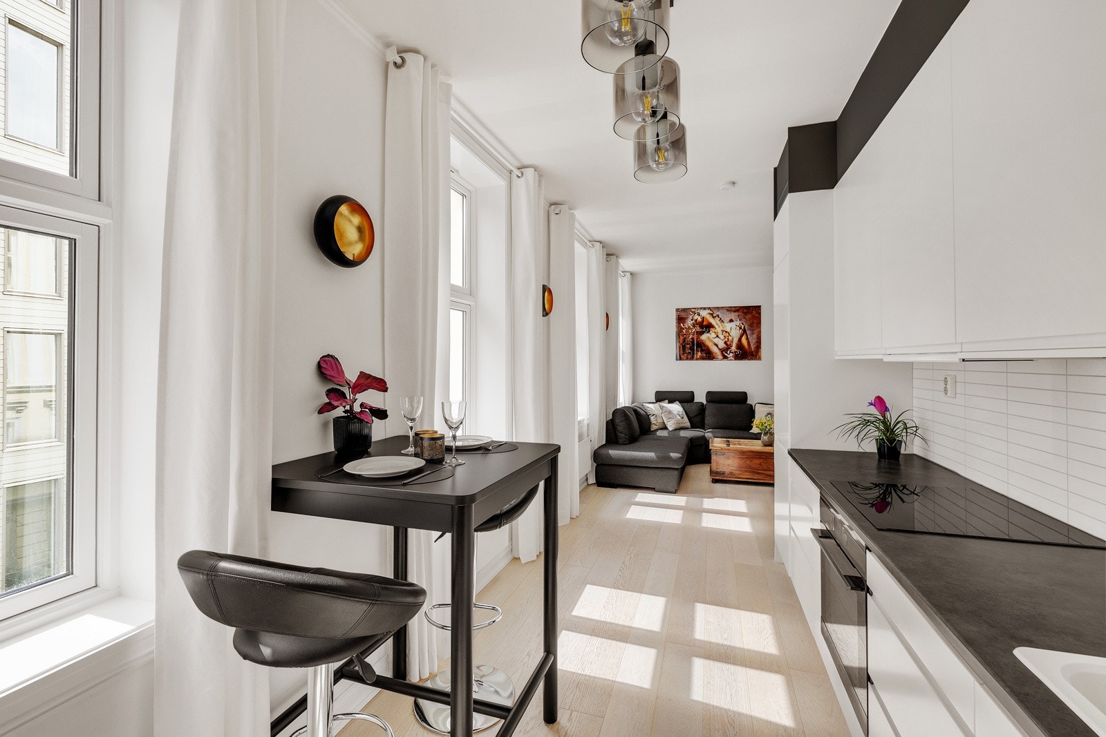 Kjøkkenet er fra 2015 med slette fronter i hvit matt utførelse. Galleribilde