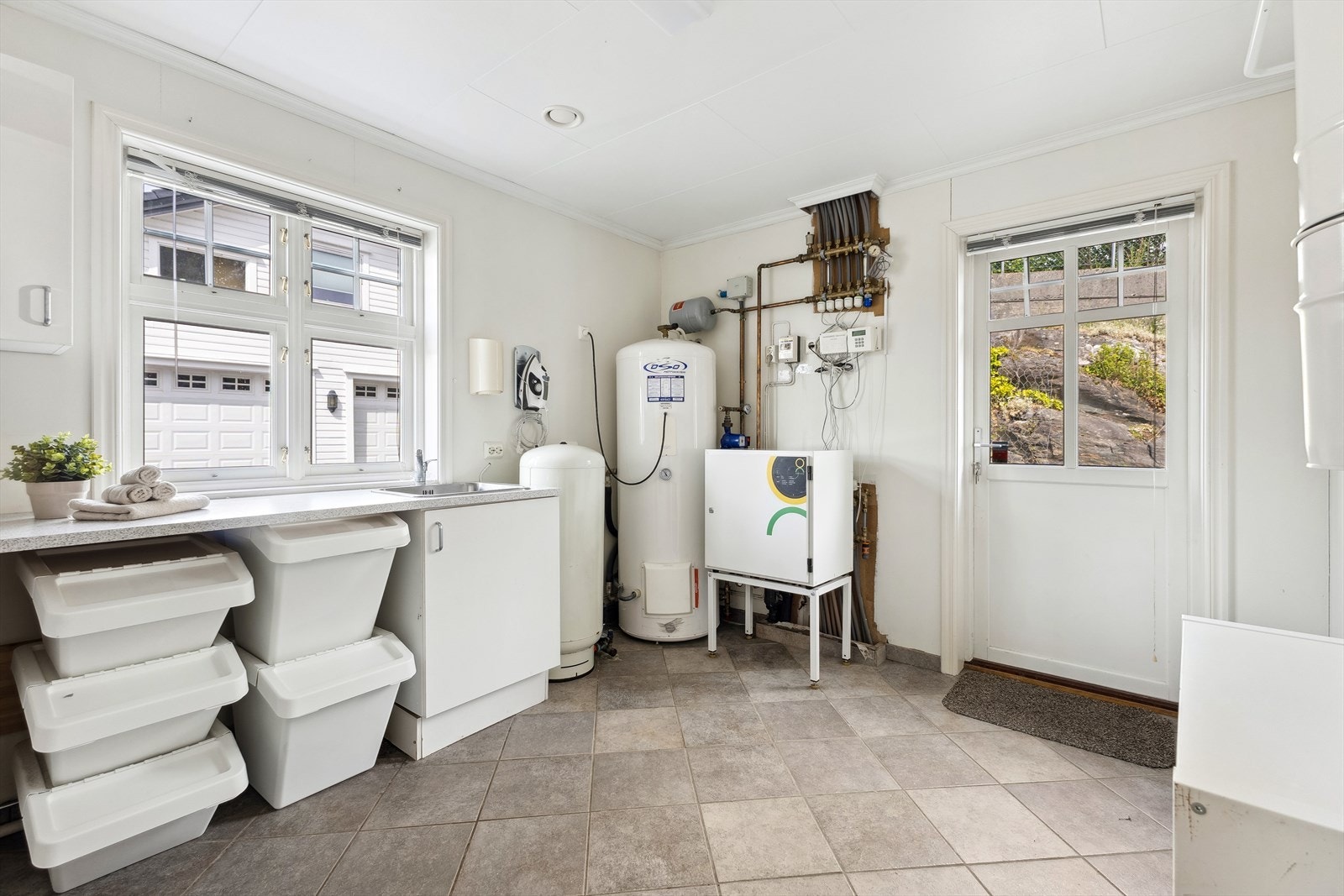 Praktisk vaskerom med direkte utgang - helt supert å bruke som grovinngang Galleribilde