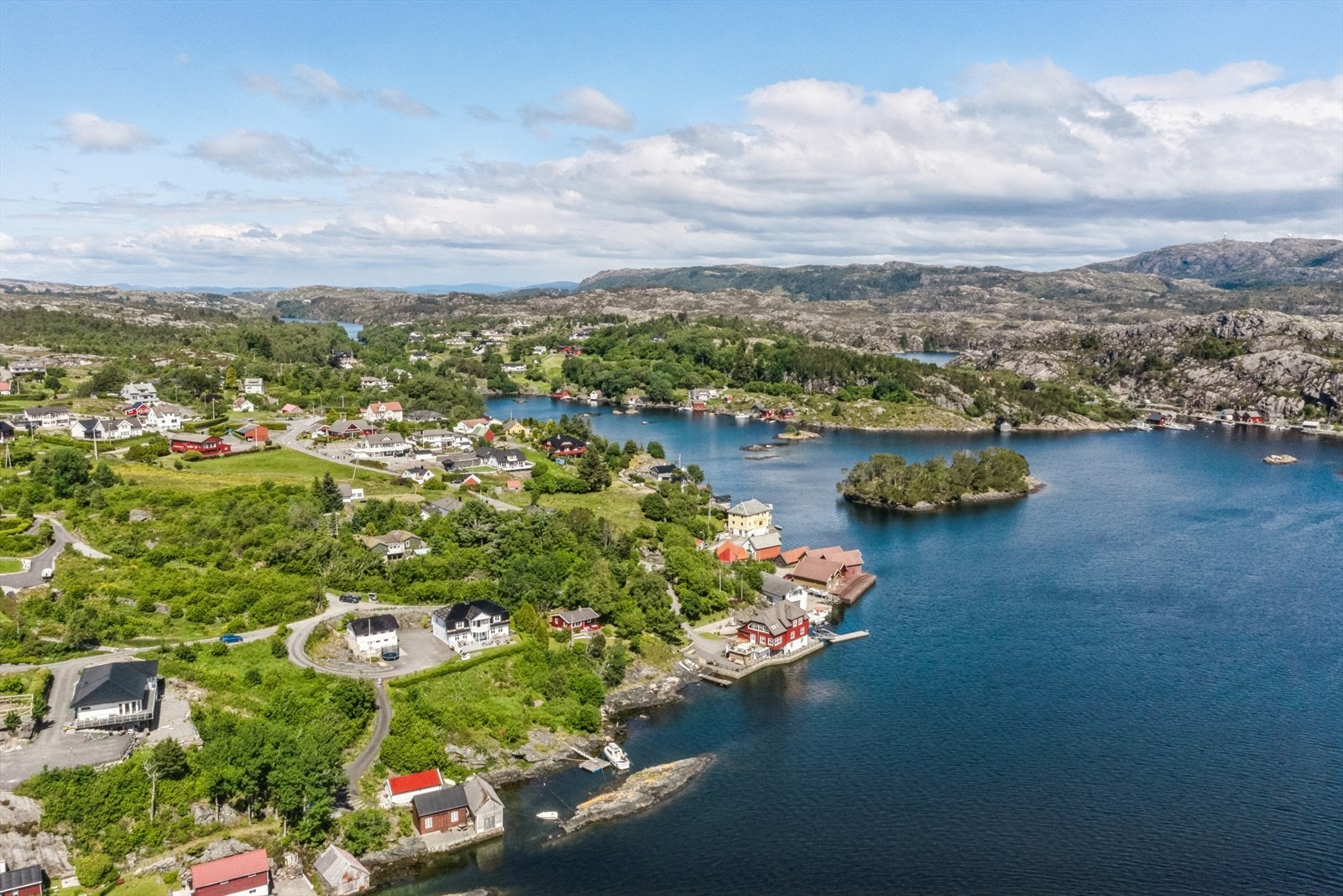 Garasjen som står på nabotomten følger ikke handelen! Galleribilde