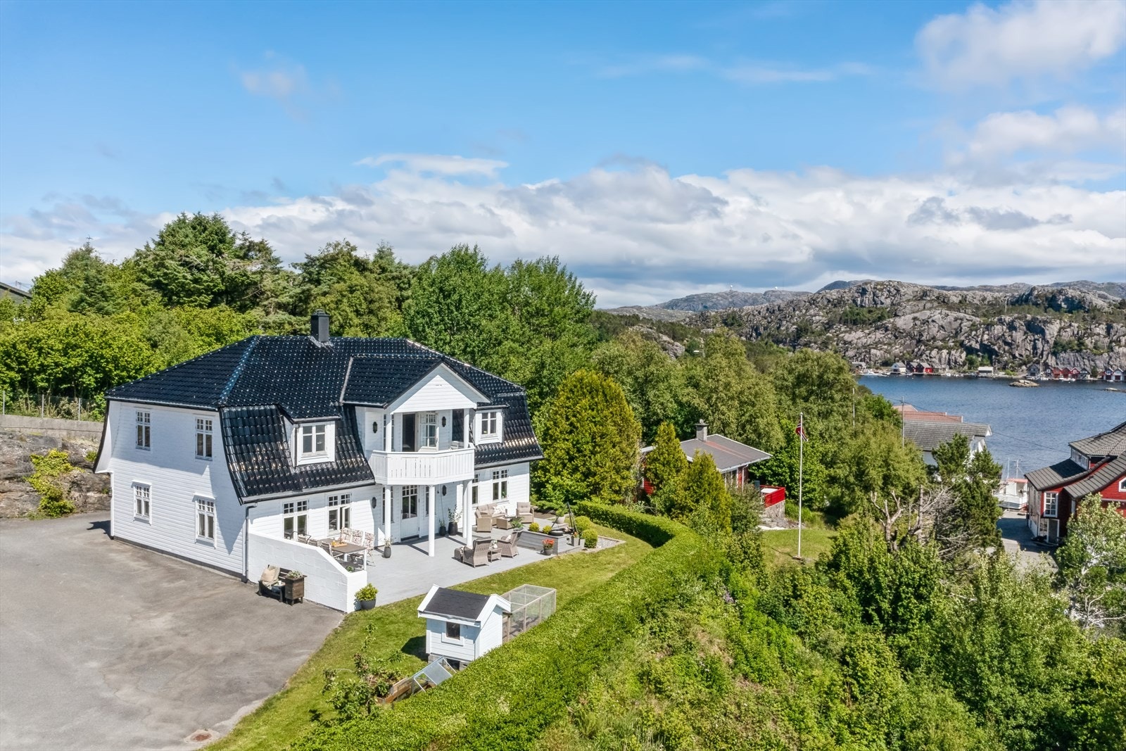 En innholdsrik drømmebolig i fremste rekke med nydelig sjøutsikt! Galleribilde