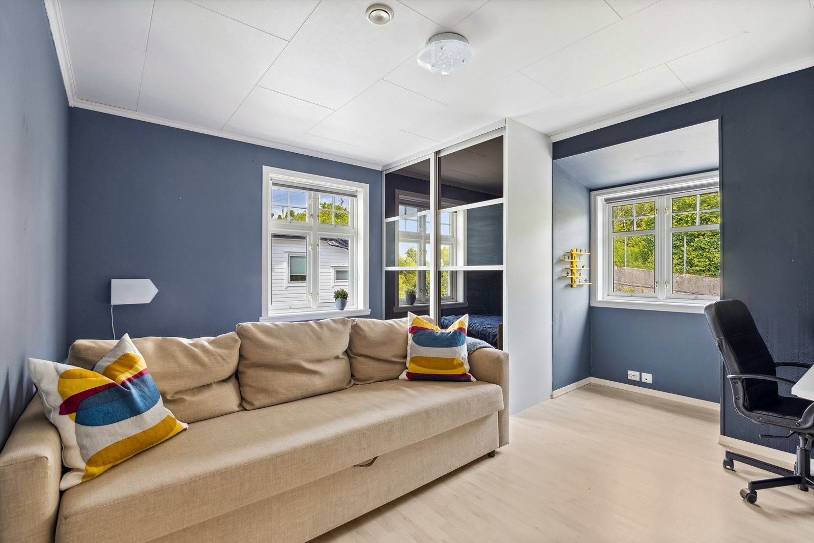 Soverom 4 - seng plassert bak sofaen - Her er det også god skyvedørsgarderobe Galleribilde