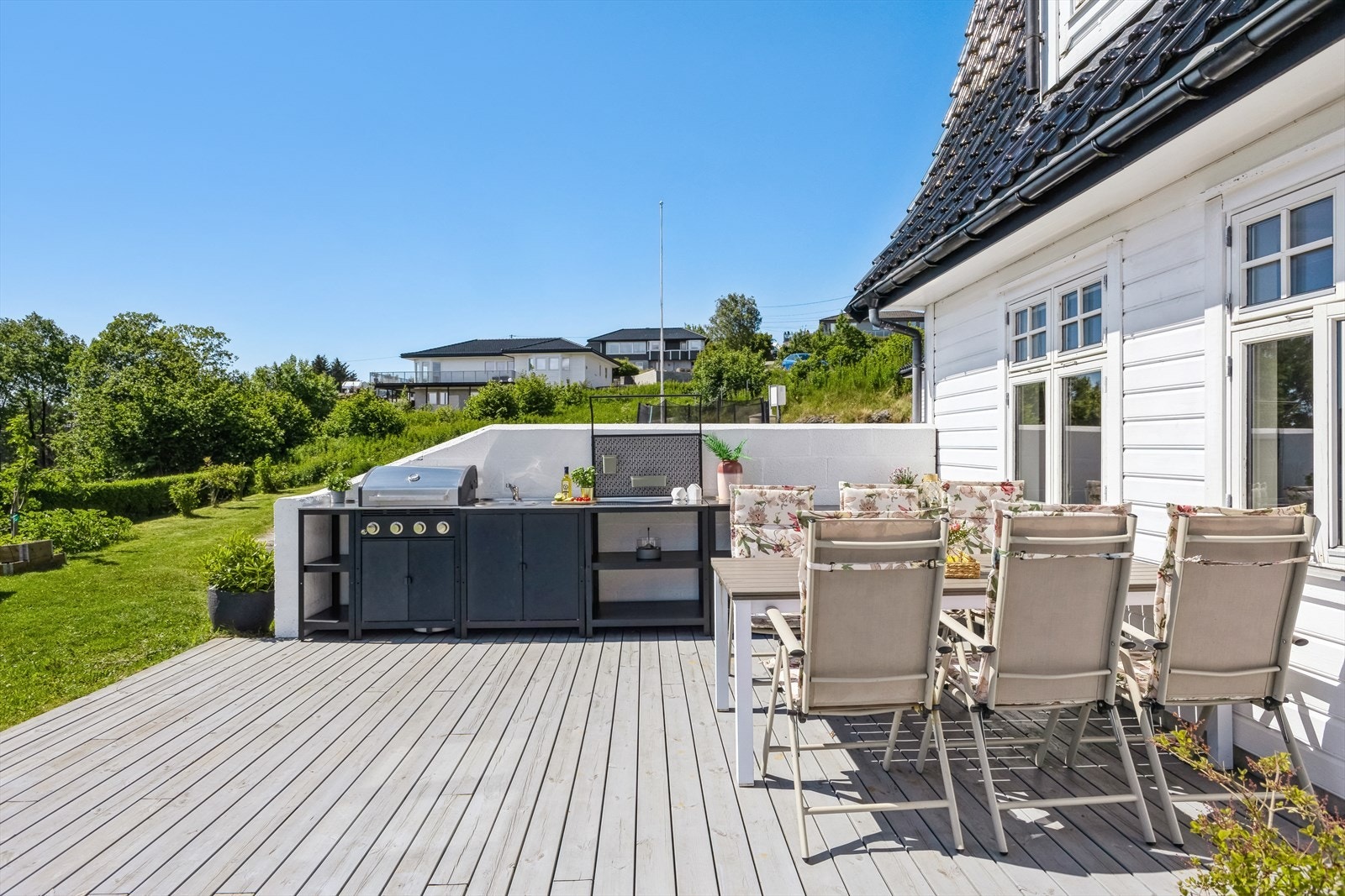 Et solrikt og flott uteområde med god boltreplass Galleribilde