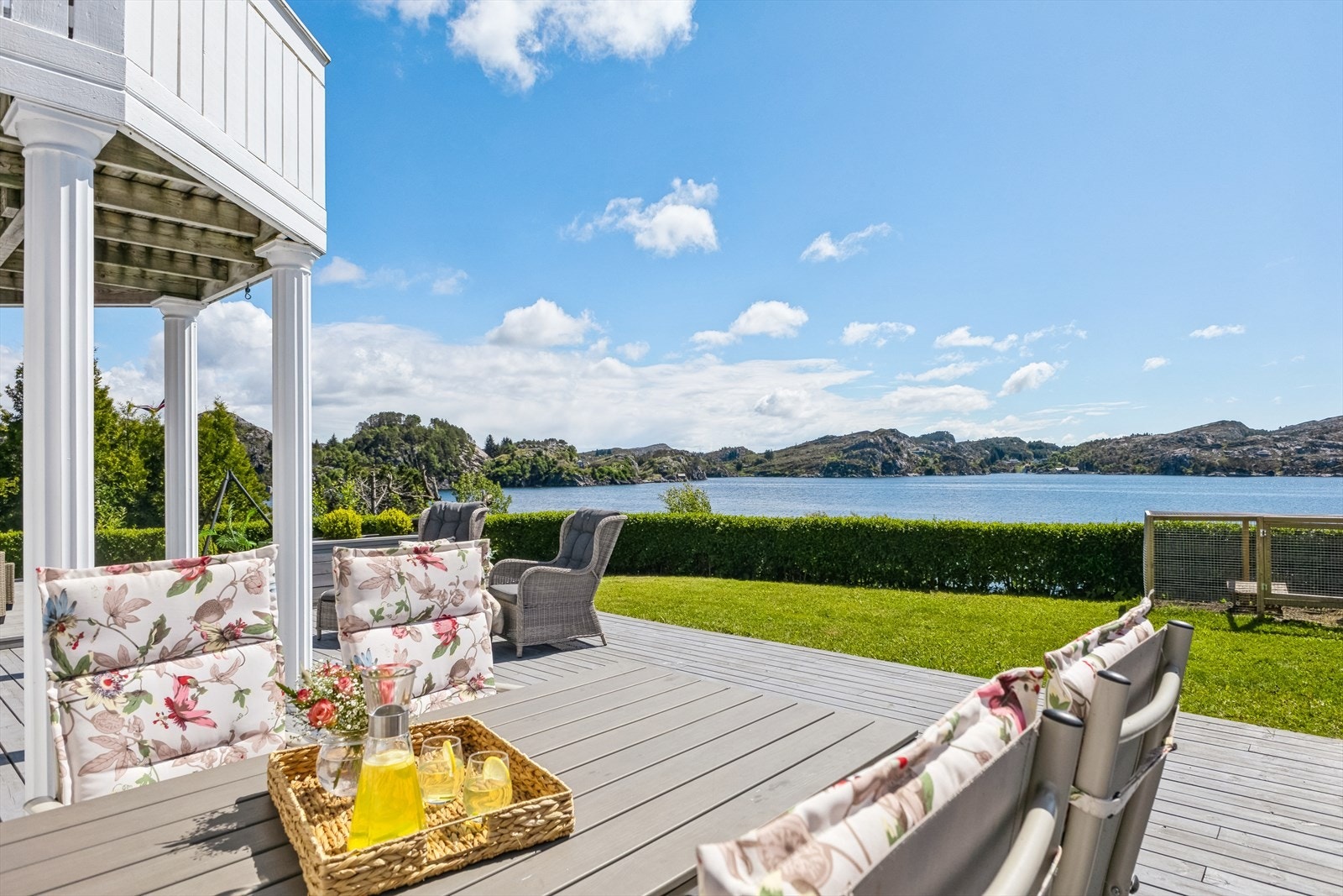 Omgivelsene rundt huset er grønne og frodige Galleribilde