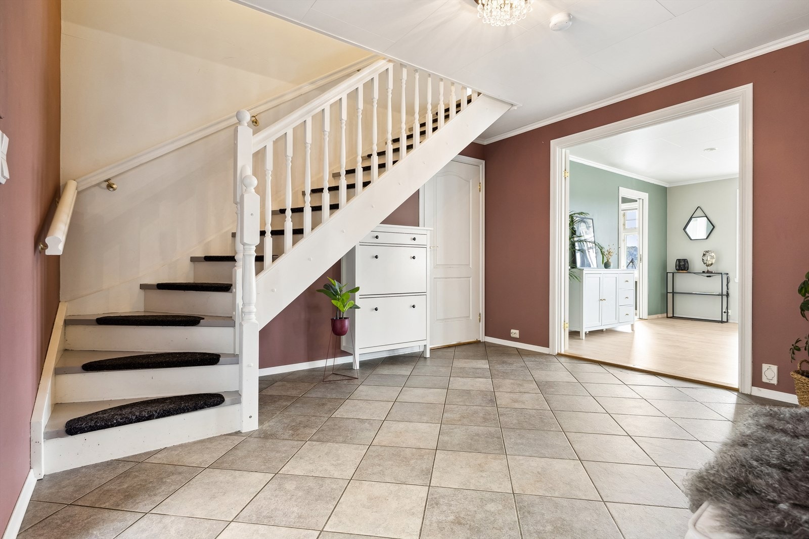 Boligens planløsning er funksjonelt fordelt over to plan Galleribilde