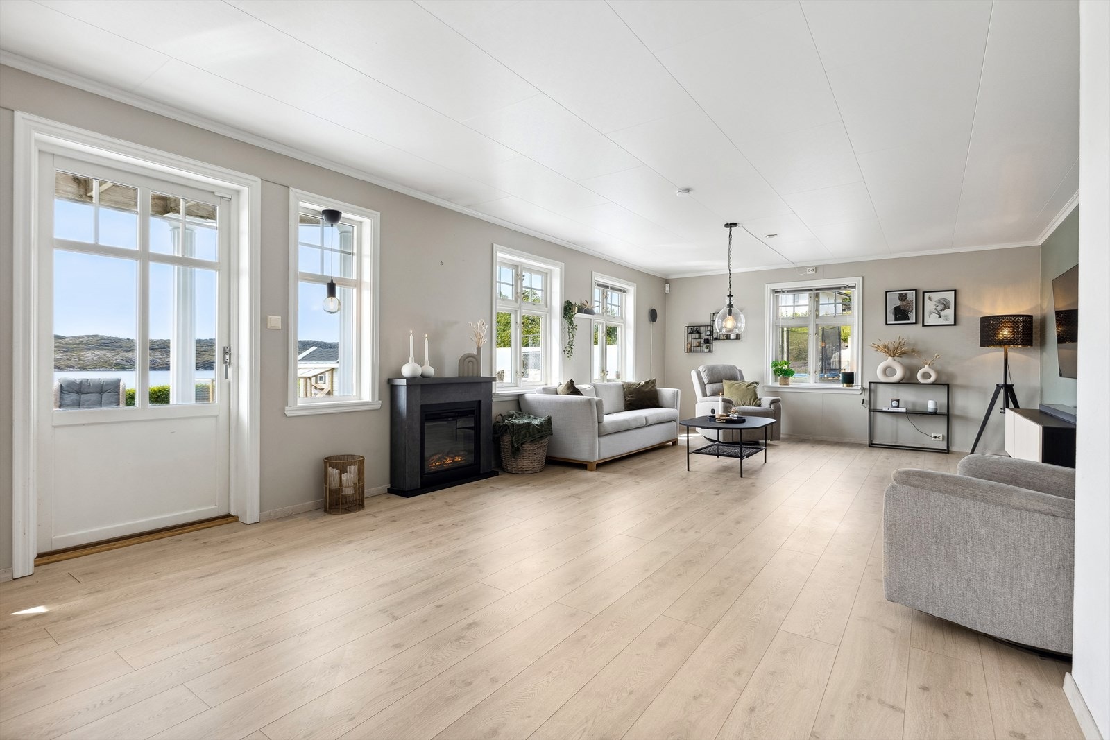 Innvendige overflater består av laminatgulv og lystmalte vegger Galleribilde