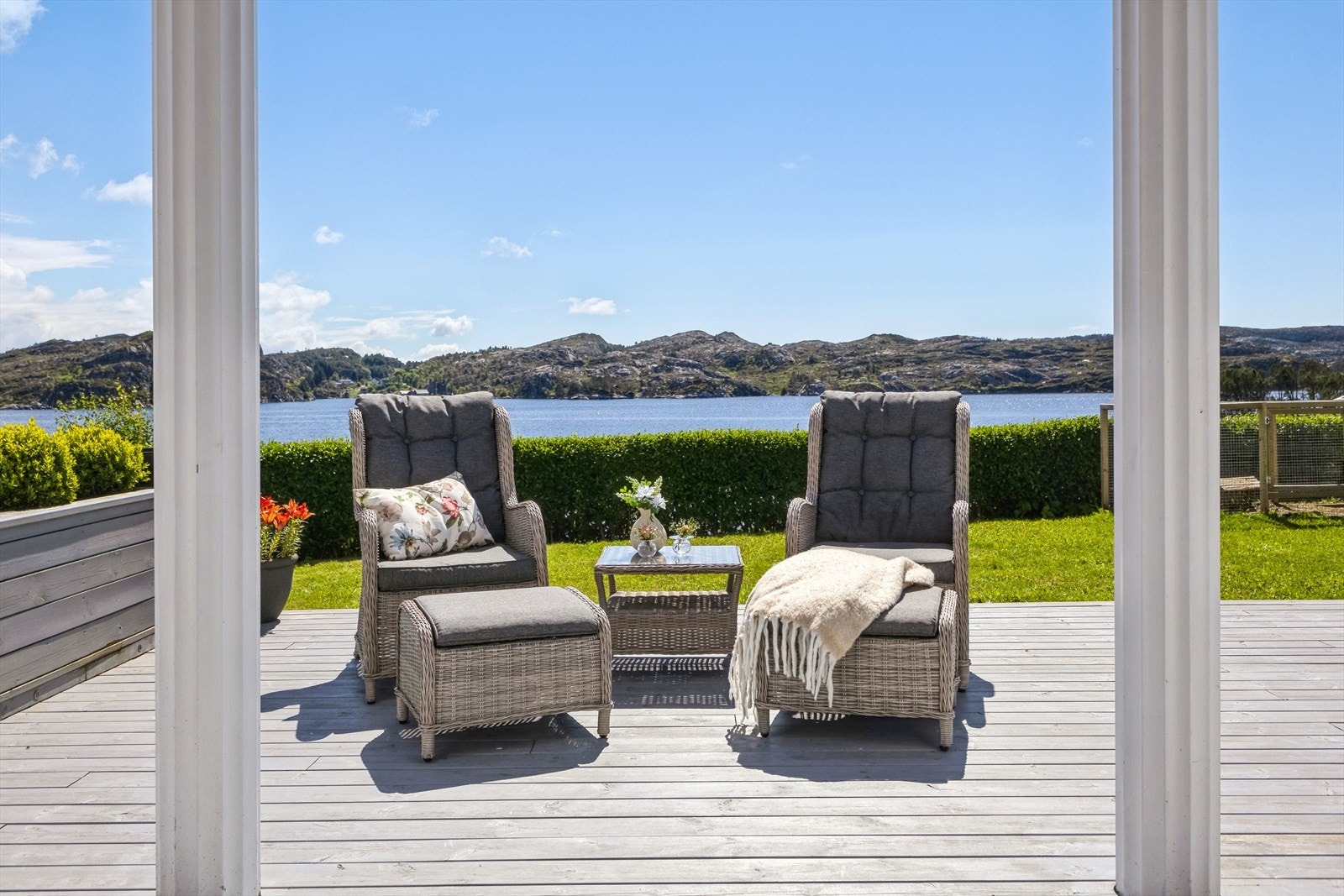 Uteområdet kan skilte med gode solforhold og fantastisk sjøutsikt Galleribilde