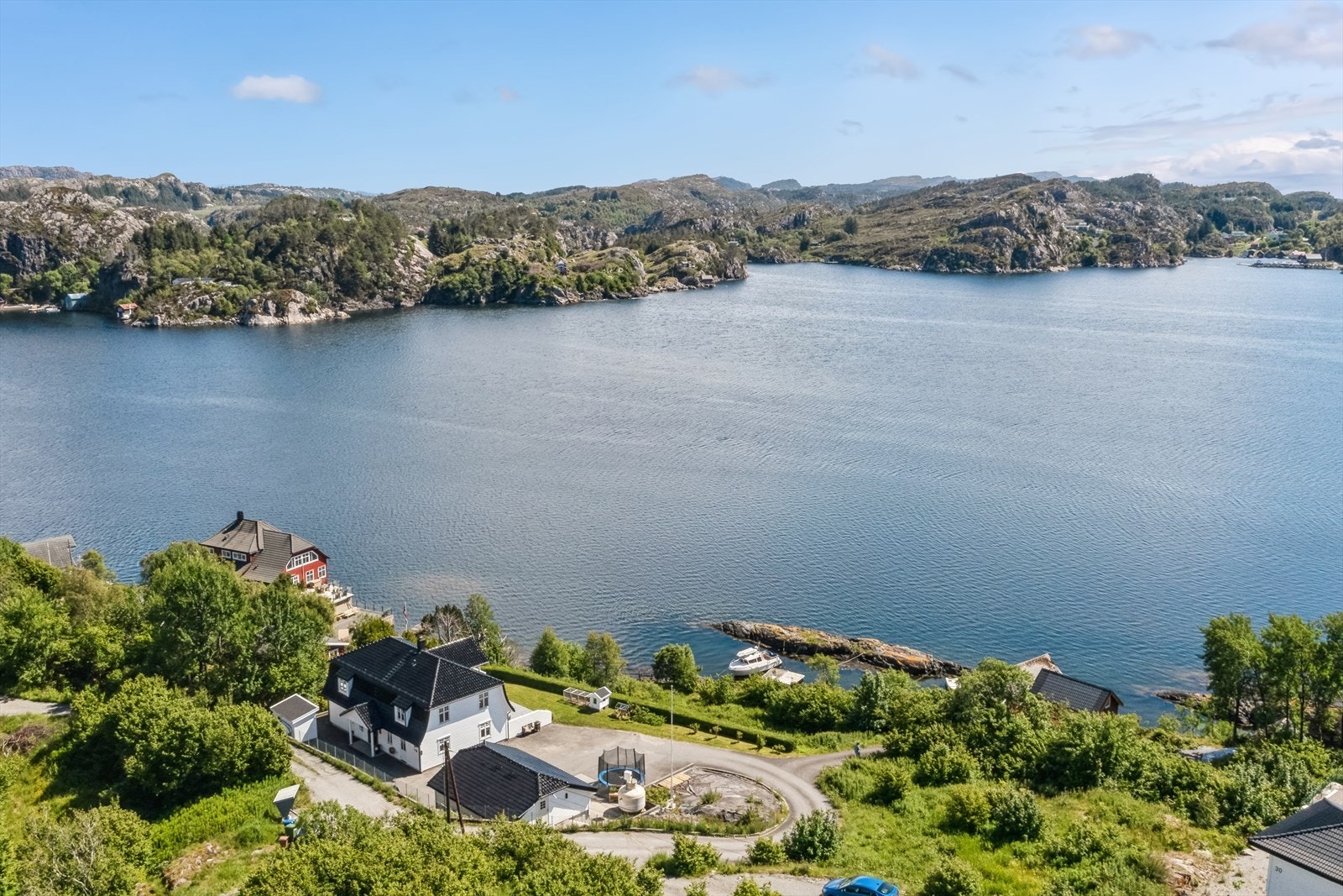 Eiendommen har en landlig og idyllisk beliggenhet på Nese i Øygarden kommune, like ved sjøen! Galleribilde