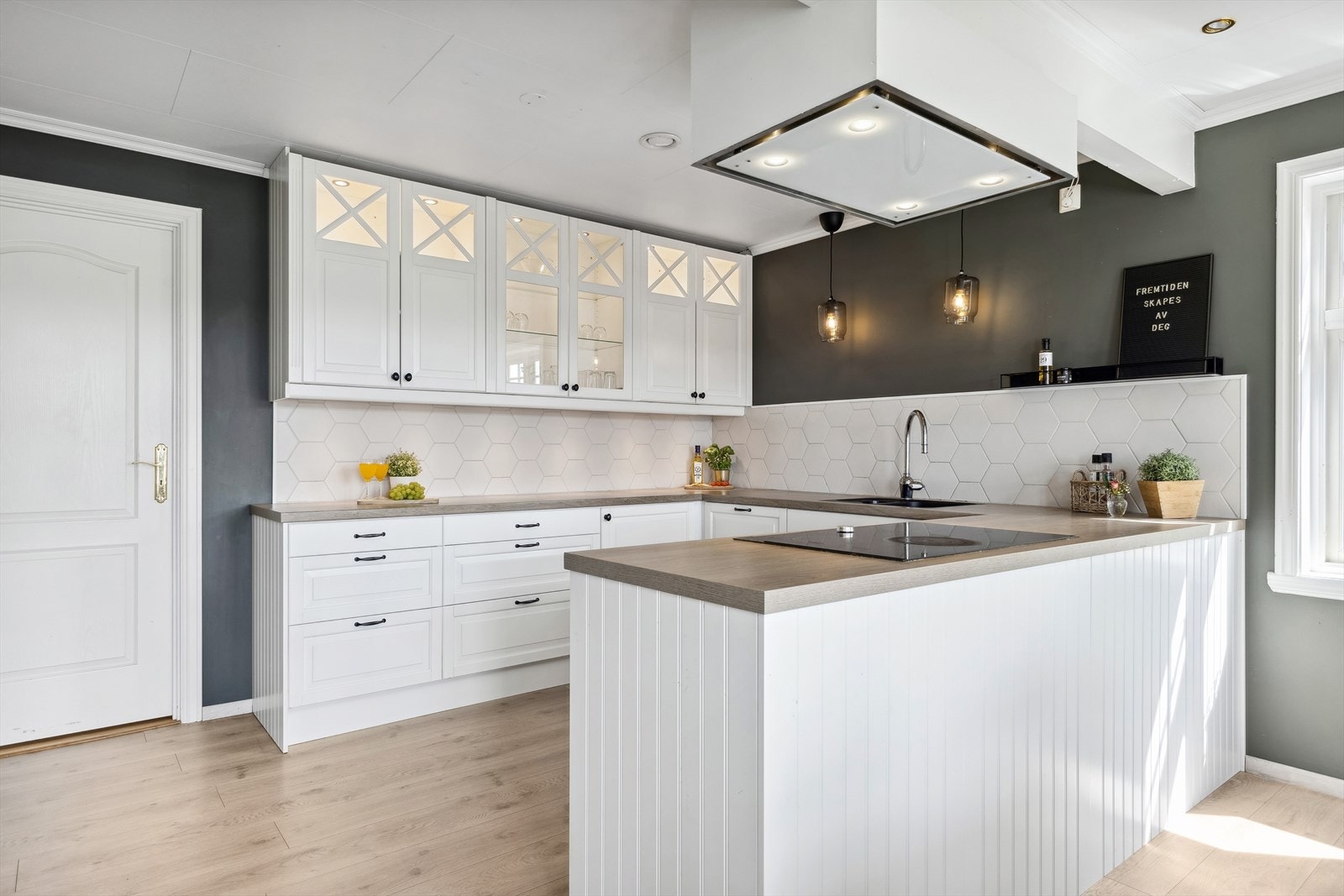 Fine fliser over benkeplaten samt god belysning Galleribilde