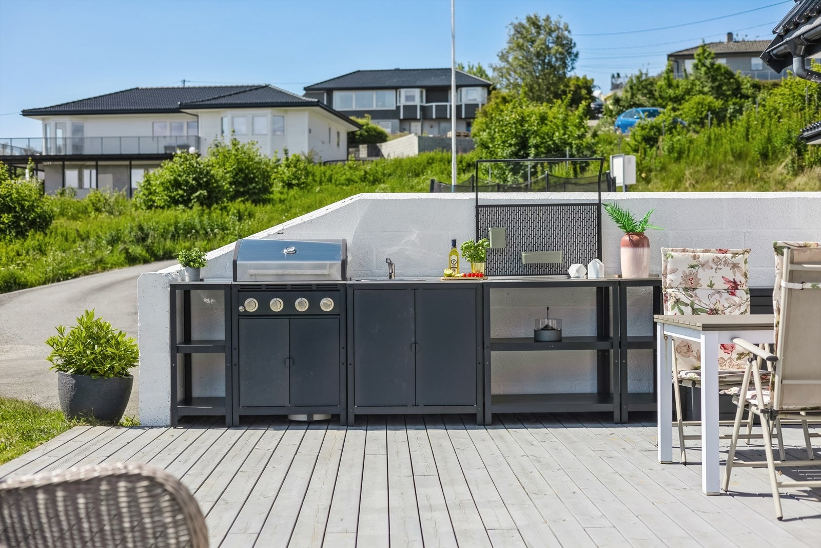 Her kan man invitere venner og familie til en hyggelig sommerdag på terrassen. Galleribilde