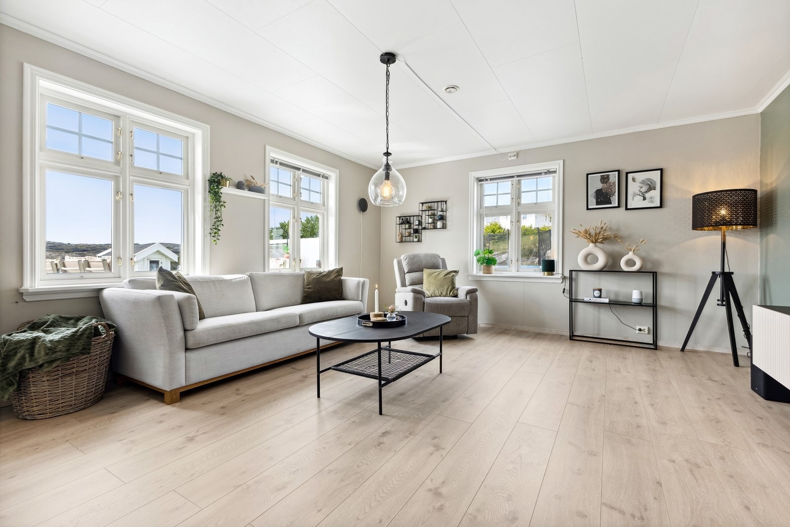 Store vindusflater sørger for godt med dagslys og gjøre dette til et trivelig oppholdsrom Galleribilde