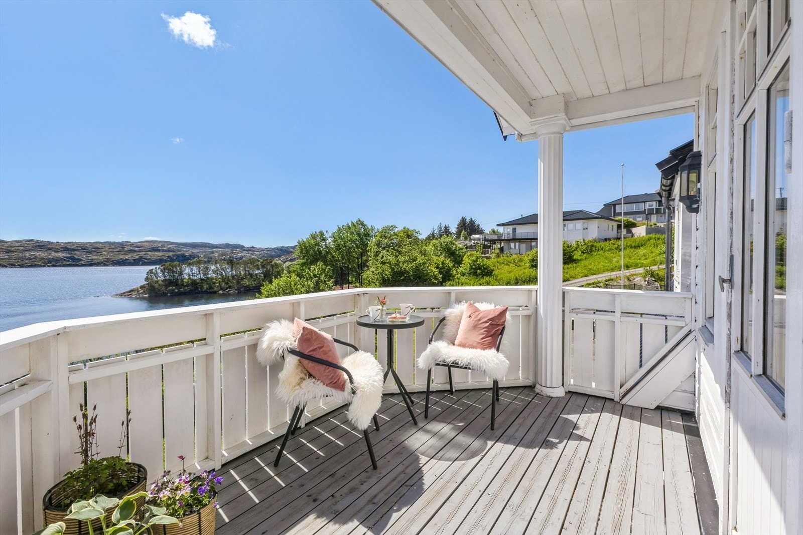 Herfra har man flott utsikt over nærområdet med sjø og omkringliggende fjell Galleribilde