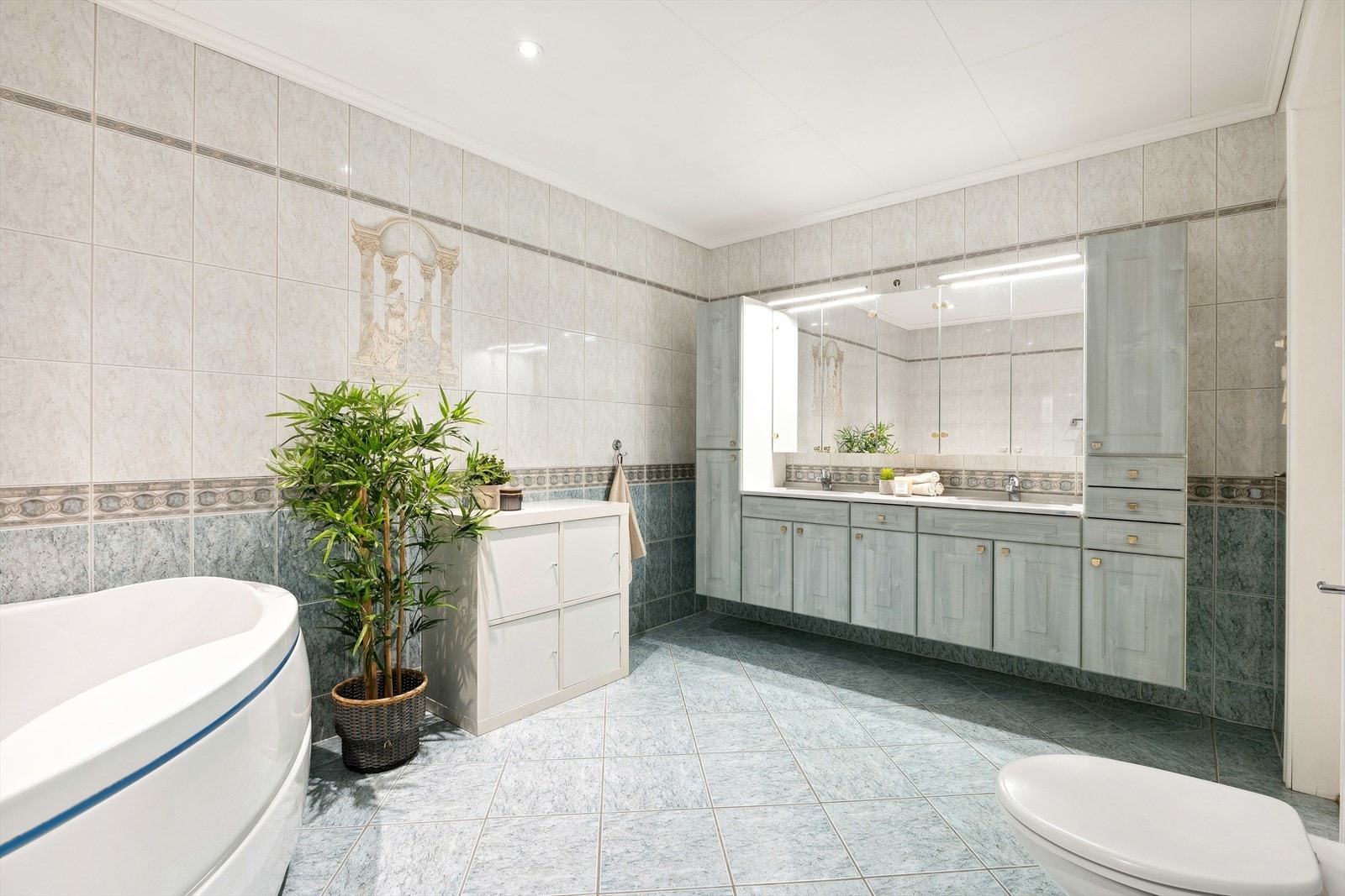 Stort helfliset bad med downlights i taket Galleribilde