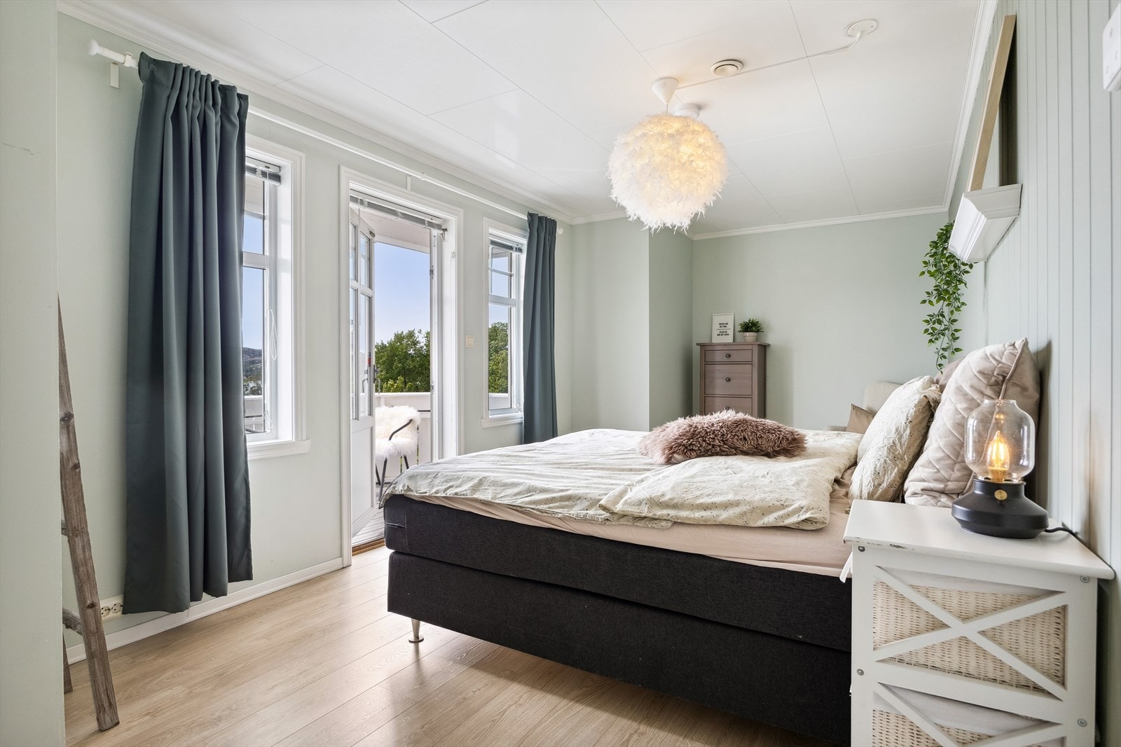 Hovedsoverommet ( tidligere åpen loftstue ) har god plass til dobbeltseng med tilhørende møblement. Her er det også utgang til en solrik balkong på 10 m² Galleribilde