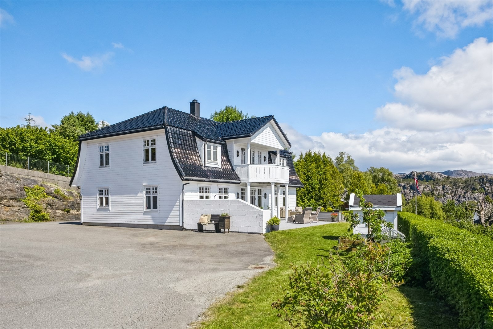 Gode parkeringsmuligheter i stor asfaltert innkjørsel Galleribilde