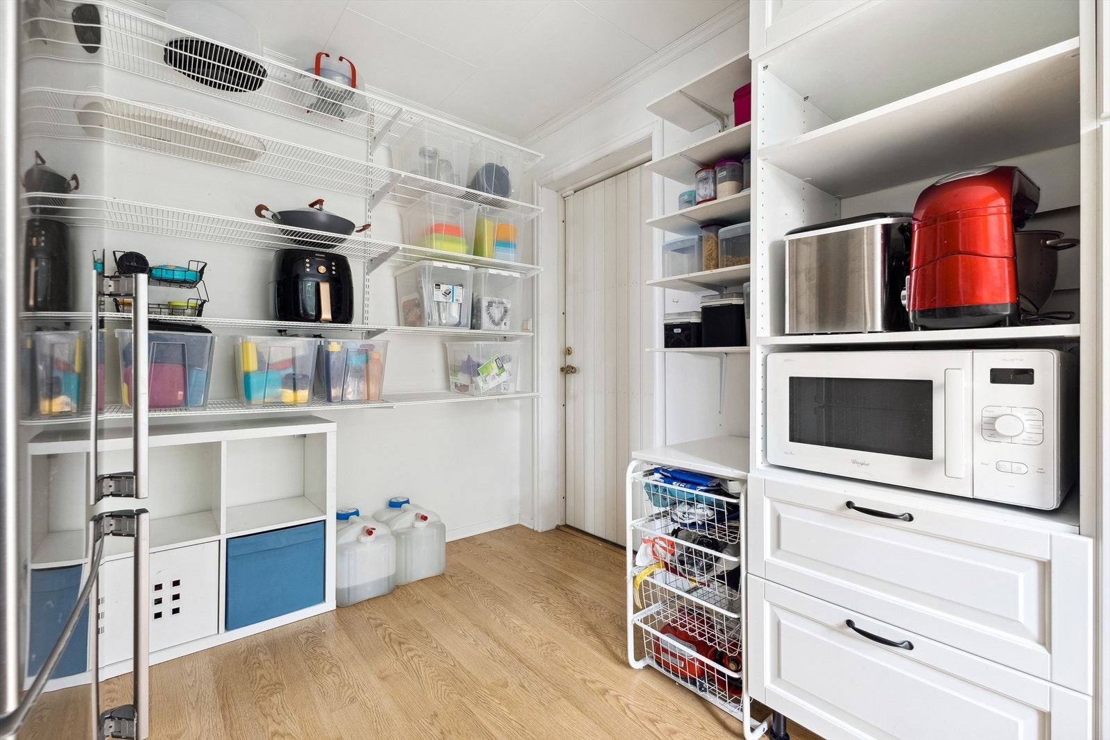 Praktisk bod i tilknytning til kjøkkenet som er perfekt til oppbevaring av tørrvarer og som grovkjøkken. Galleribilde