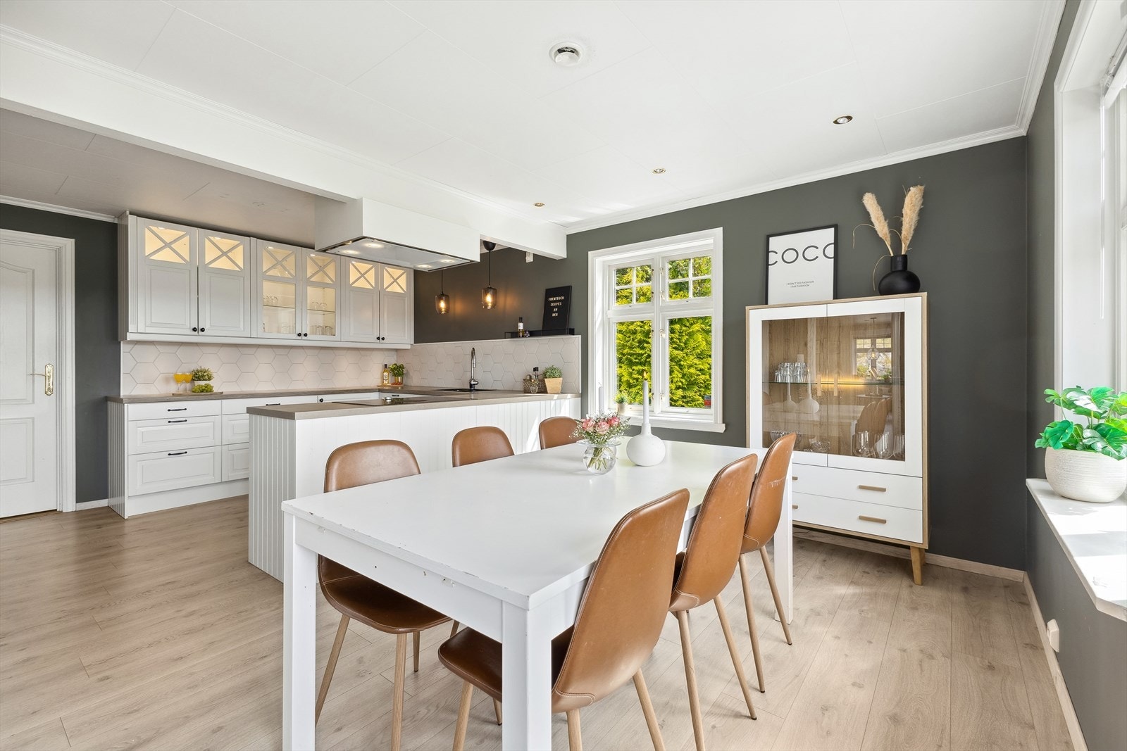 God plass til langbord og familiebesøk! Galleribilde