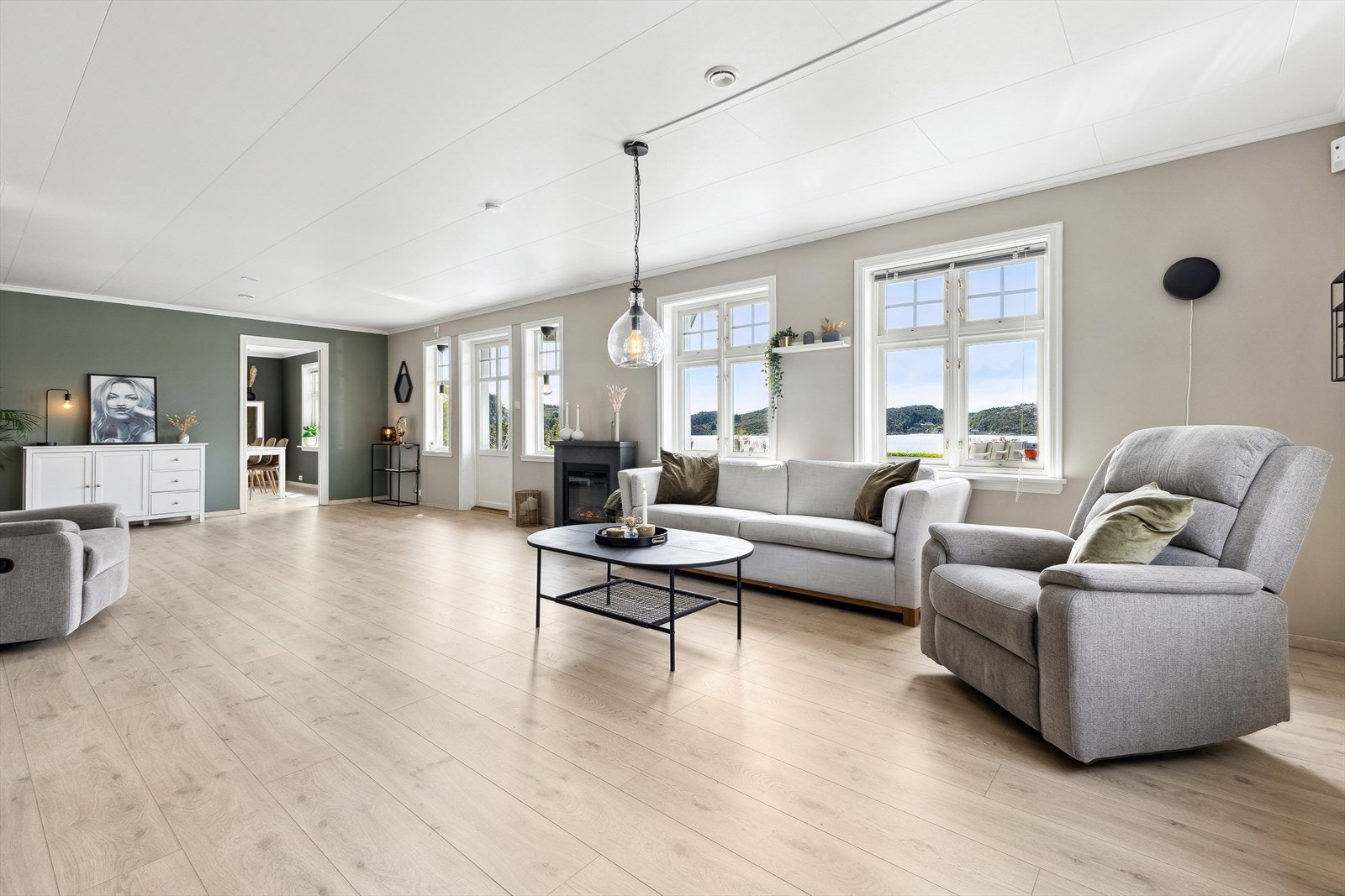 Fra vinduene er det flott utsikt over omkringliggende sjø og natur Galleribilde