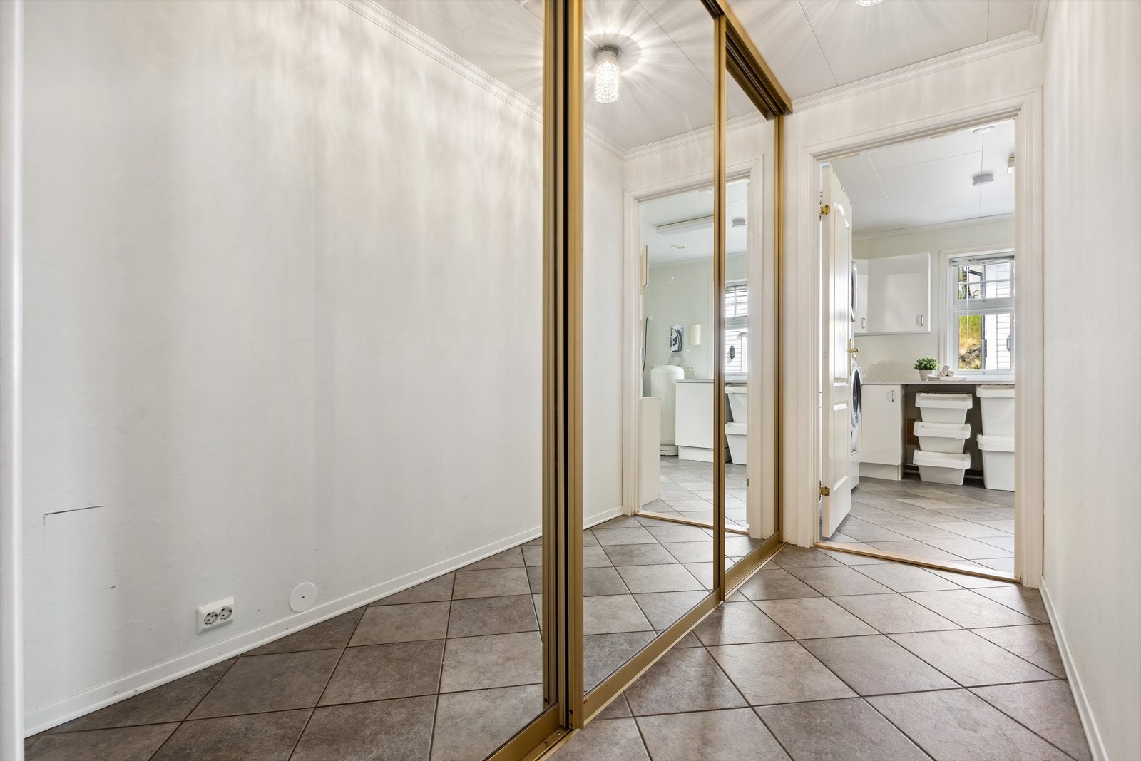 Romslig skyvedørsgarderobe i mellomgang mellom hall og vaskerom Galleribilde