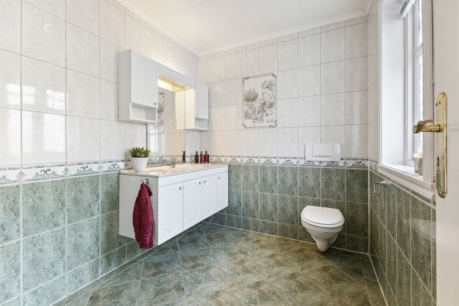 Badet i 1.etajse er av god størrelse og har innredning med heldekkende servant, veggmontert toalett og dusj Galleribilde