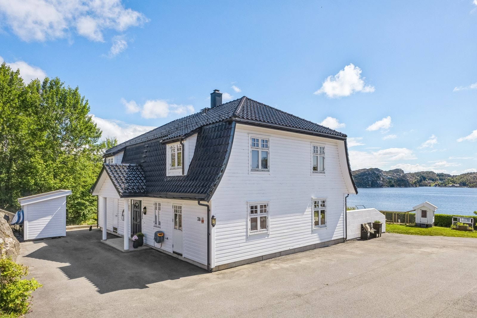 Tomten måler 1190.7 m² og byr på fantastiske uteplasser Galleribilde