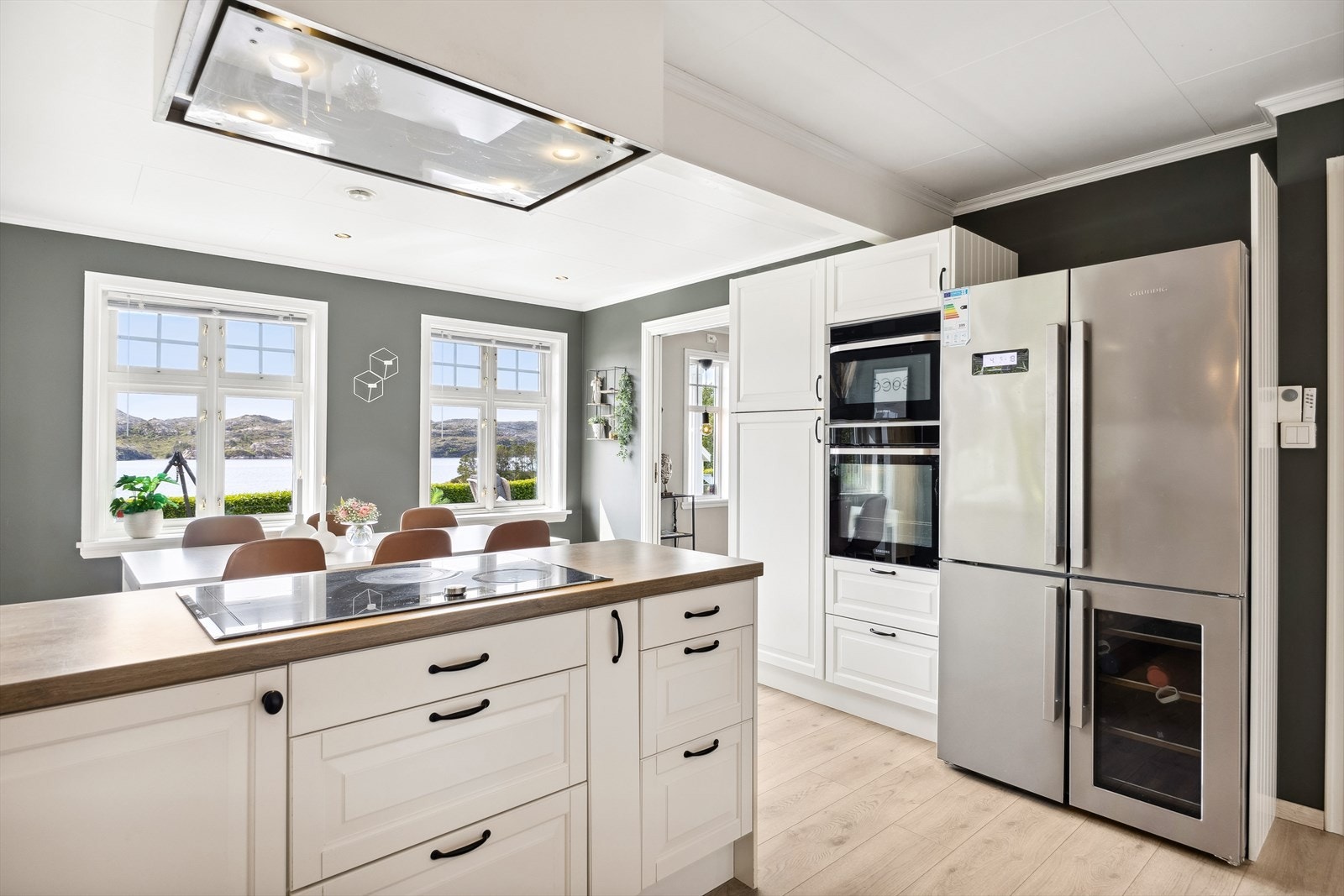 Her er det godt med skap- og benkeplass - Hvitevarene er montert i god arbeidshøyde Galleribilde