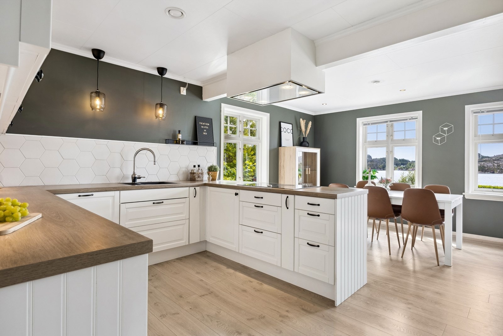 Kjøkkenet er av fin størrelse og er godt utnyttet Galleribilde