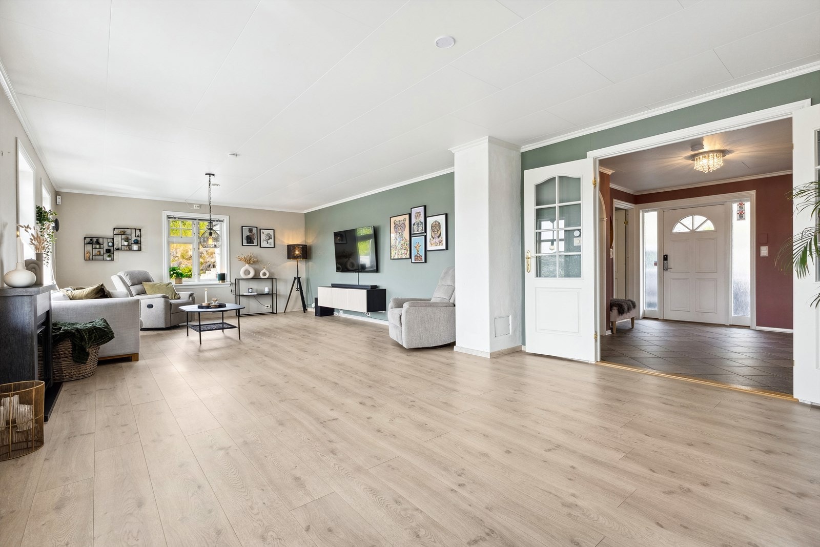 Stuen er lys og romslig med god plass til å møblere med sofagruppe og øvrig ønsket møblement Galleribilde