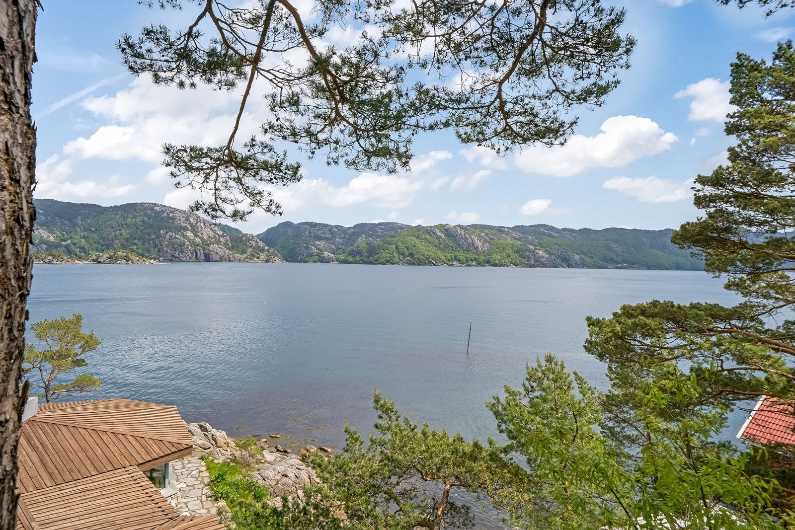 Flott utsikt mot fjord og fjell! Galleribilde