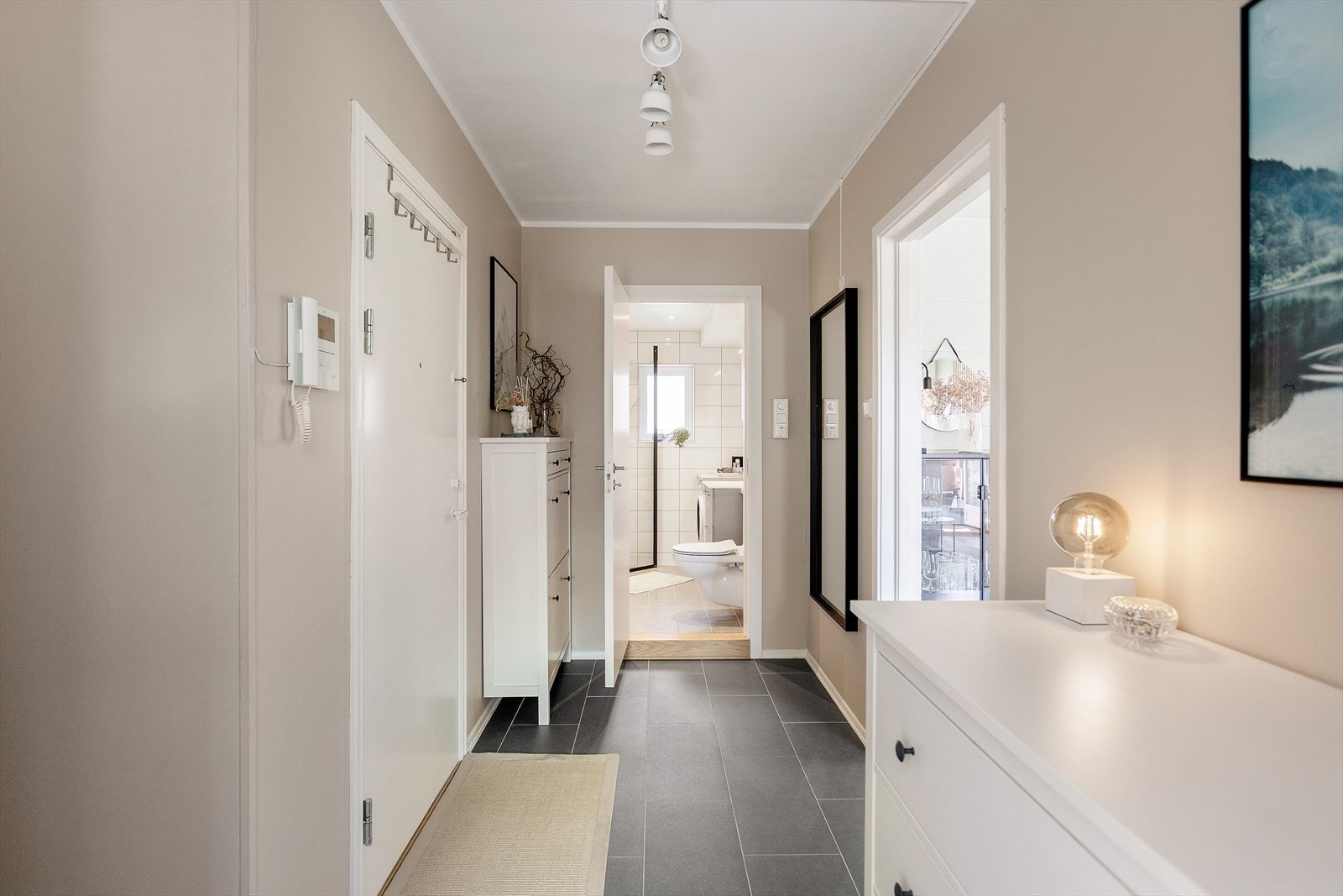 Innbydende og flislagt entré med praktisk skyvedørsgarderobe samt plass til å henge fra seg ytterklær og sko. Galleribilde