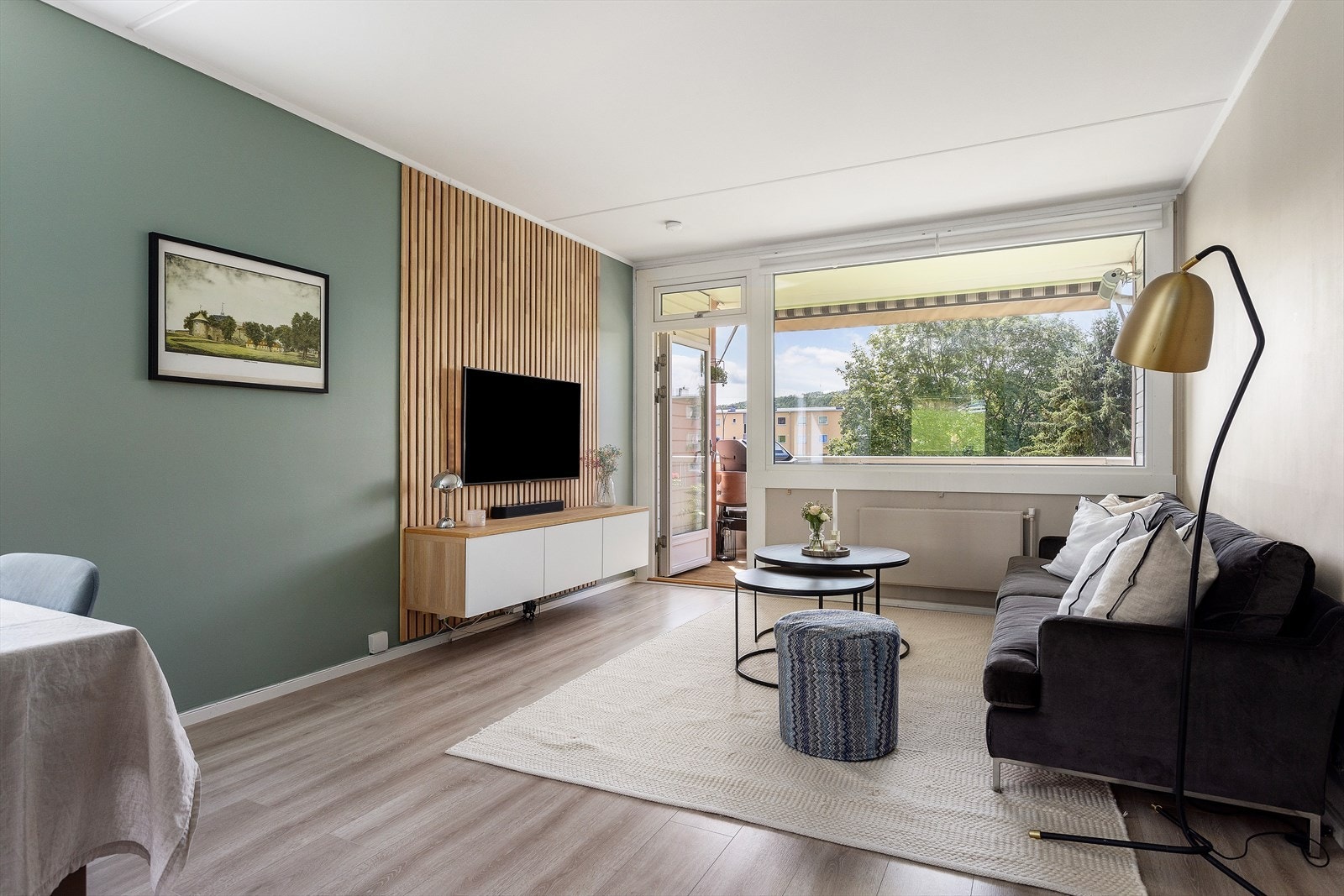 Romslig og lys stue med god plass til sofa, tv-møbler og spisebord. Galleribilde