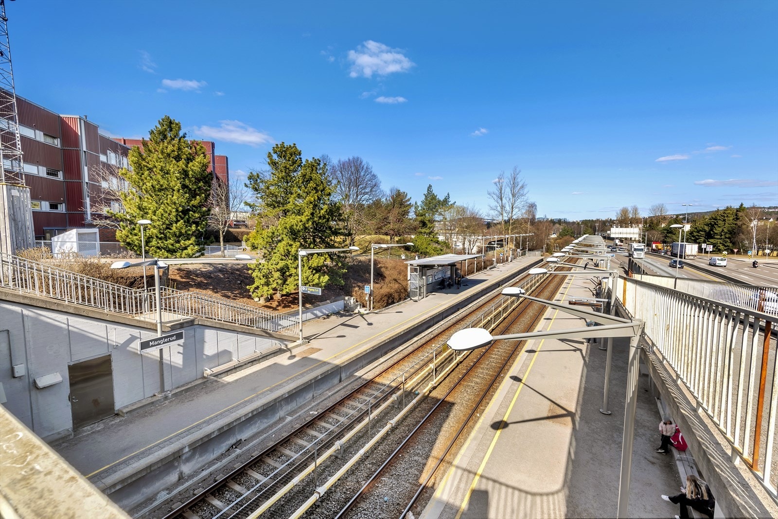Fra leiligheten er det kun et par minutters gange minutters gange til T-banestasjonen på Manglerud. Her gå linje 1, 2, og 4. Galleribilde
