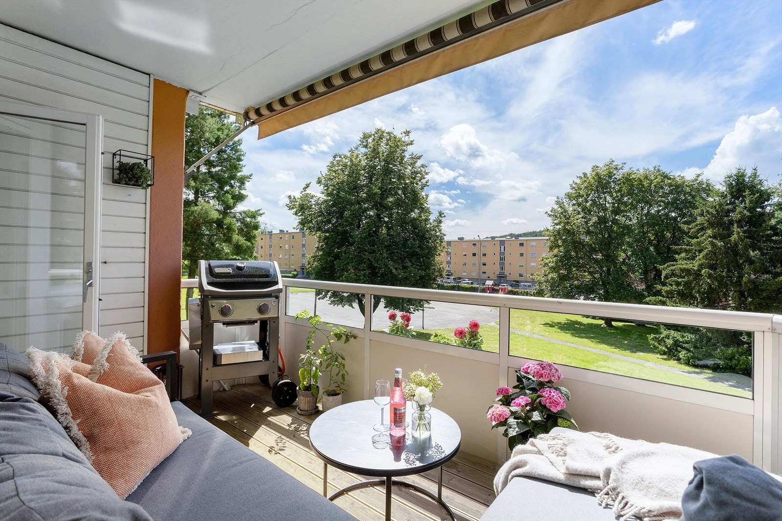 Super koselig balkong på hele 7 kvm. Her er det god plass til hagemøbler, grill og planter. Balkongen vender mot sør/vest så her er det gode solforhold. Galleribilde