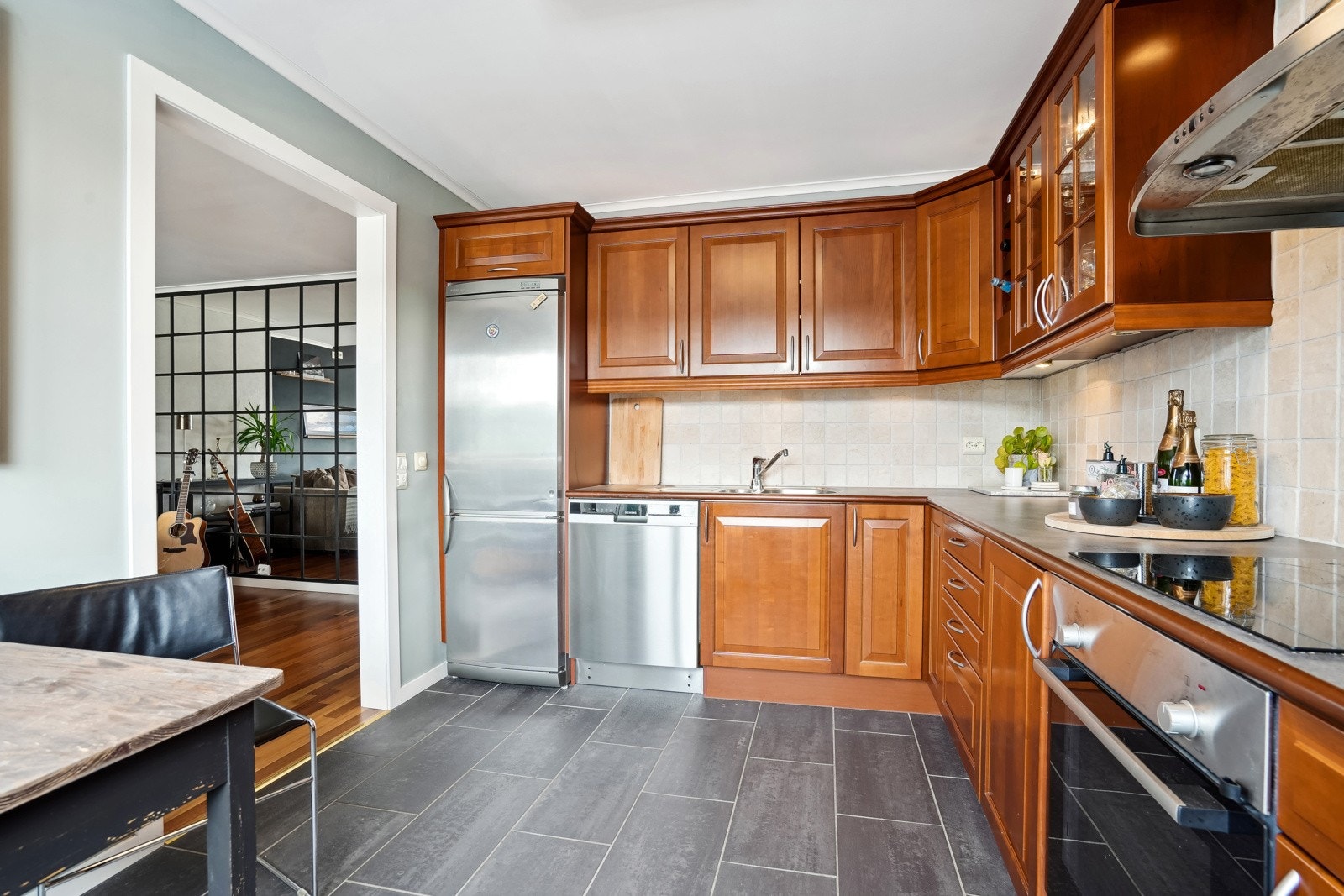 De integrerte hvitevarene inkluderer oppvaskmaskin, stekeovn og platetopp. Galleribilde