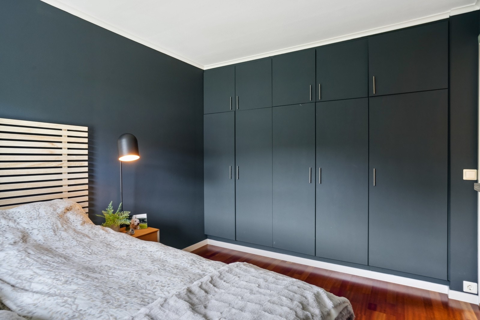 Integrerte skap på soverommet sikrer at du får nok plass til garderoben din. Galleribilde