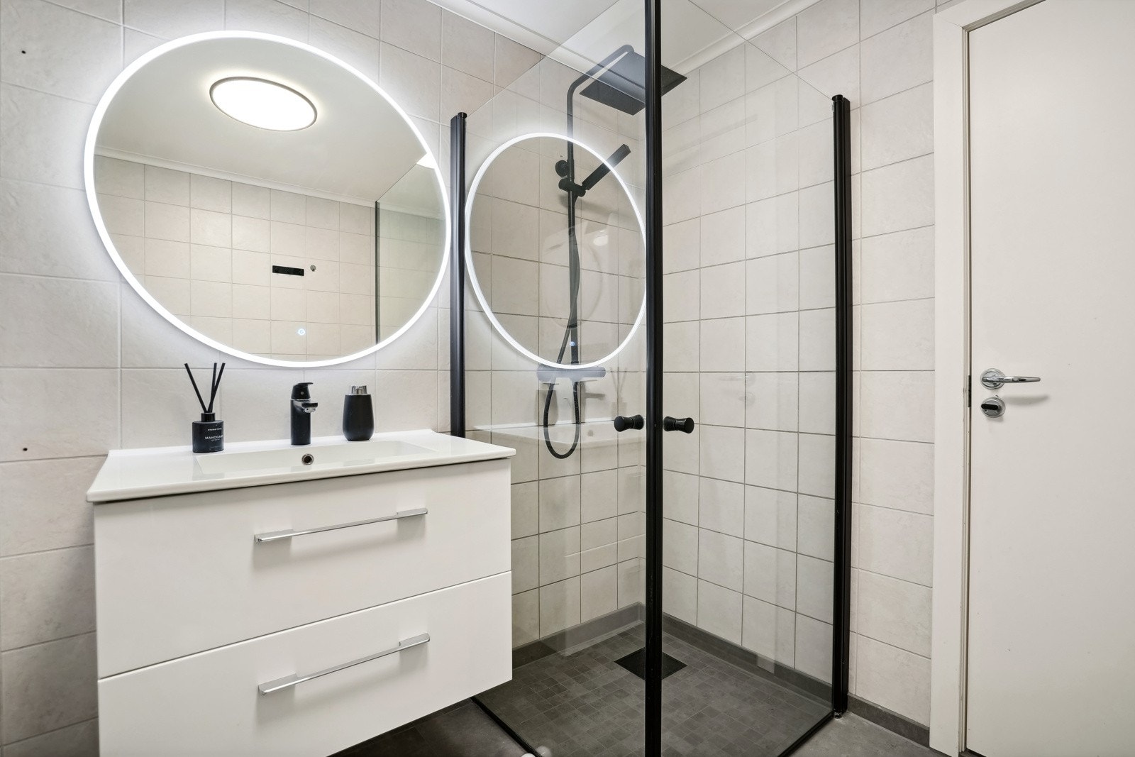 Baderommet er oppgradert med nye fliser på gulv samt nytt dusjhjørne i 2022. Galleribilde