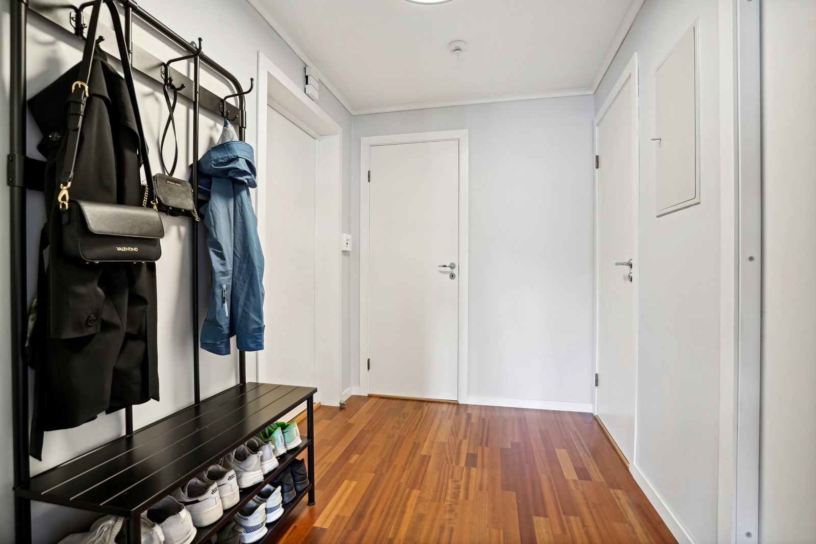 Entréen oppleves som romslig med god plass til klesoppheng. Velkommen inn! Galleribilde