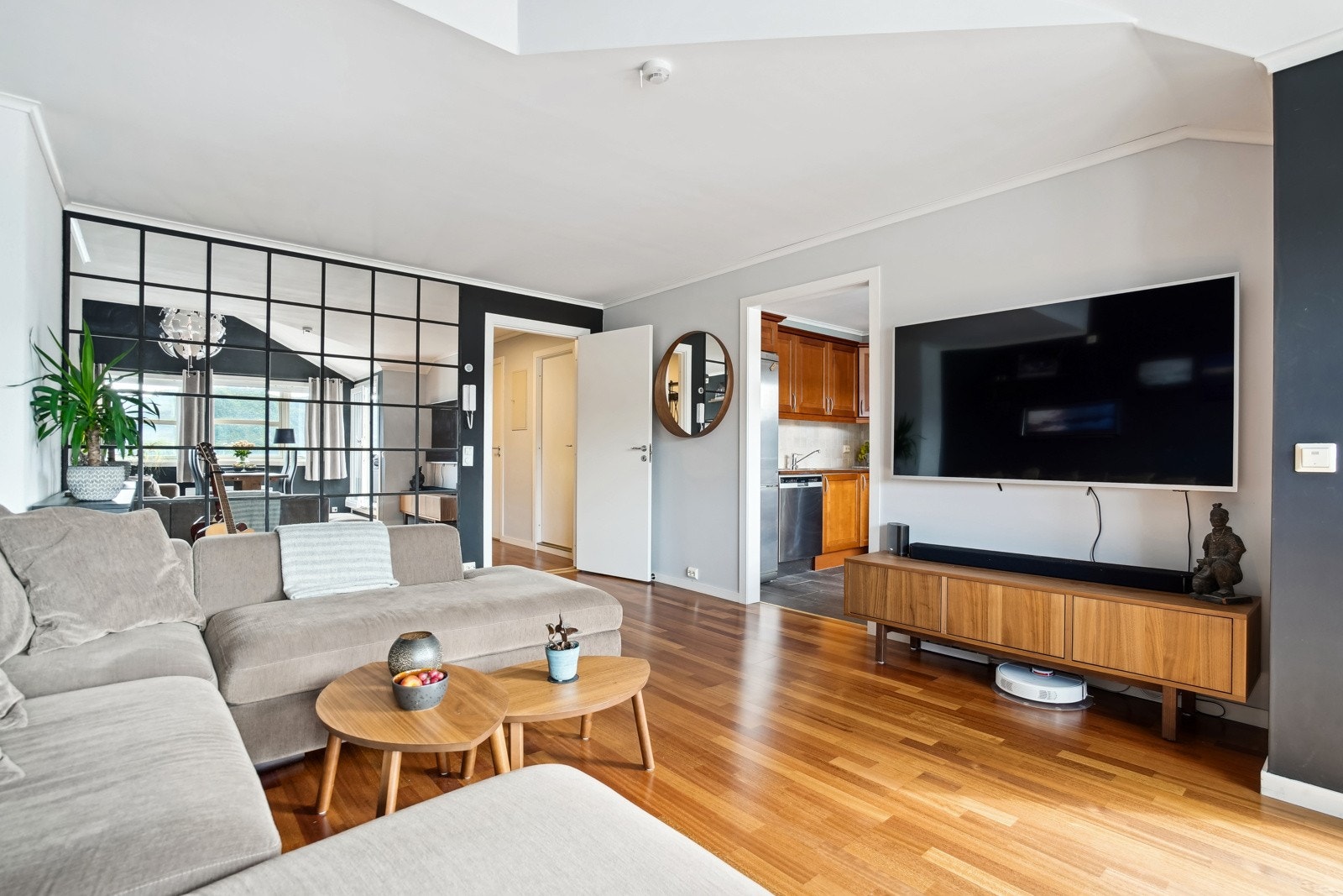 I samme bygg er det dagligvarebutikk. Gode bussforbindelser like ved, samt barne/ungdomsskole og barnehage i kort gangavstand fra boligen. Galleribilde