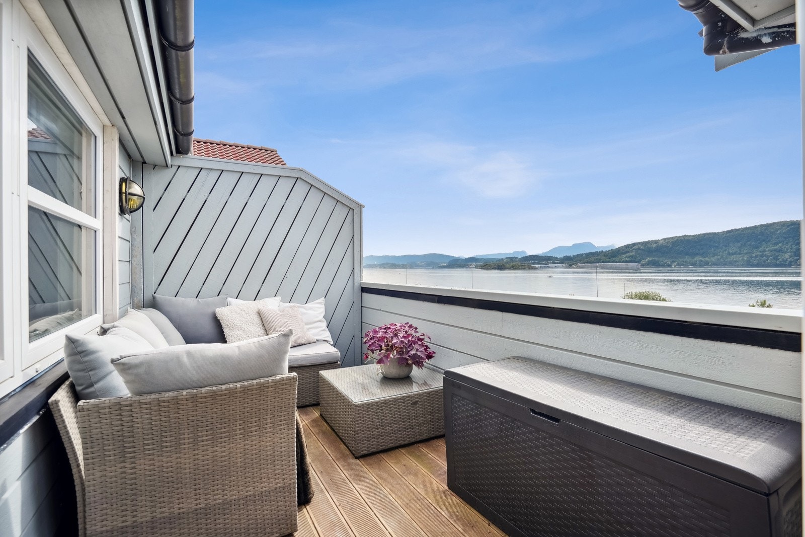 Fra stuen er det tilgang til en sydvendt veranda, med praktisk levegg mot naboen. Galleribilde